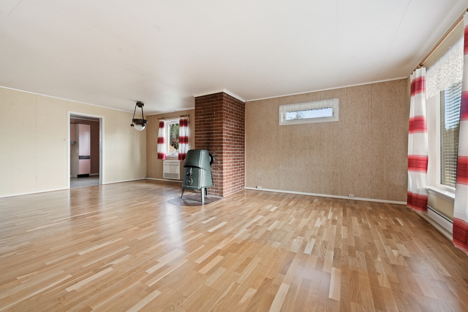 Fin plass til spisegruppe rett utenfor kjøkkenet Galleribilde