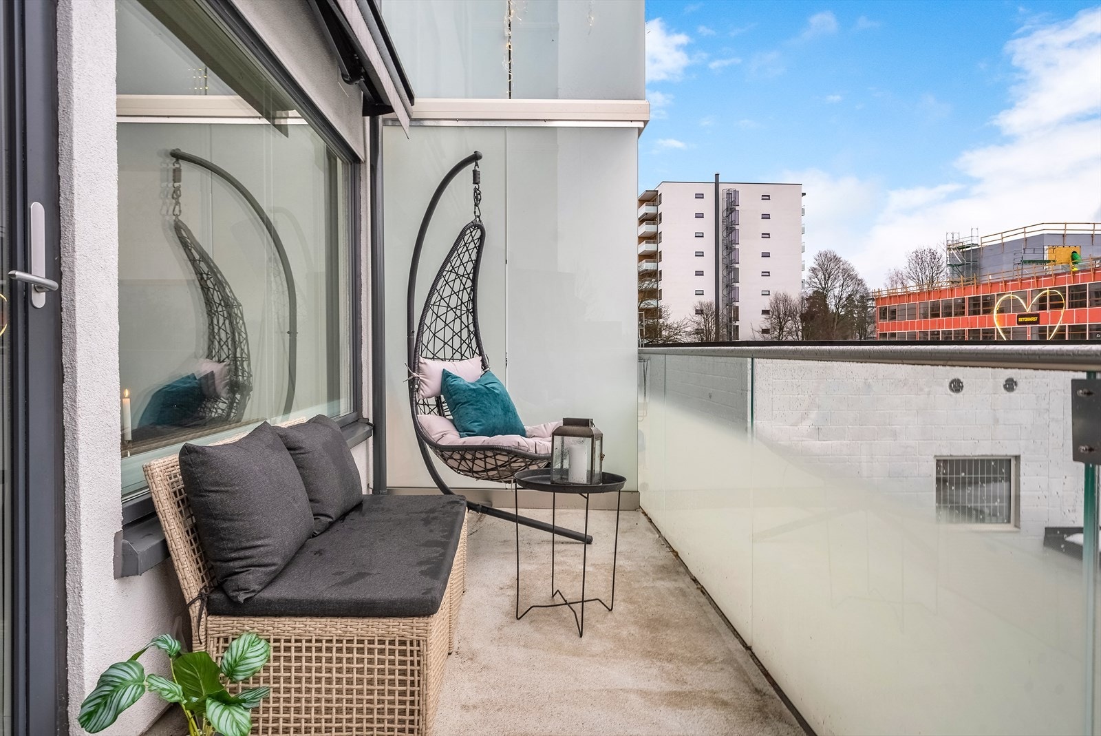 Nyoppusset sørvestvendt balkong på 7,5 kvm. Nyere terrassedør og stuevindu (2020) Galleribilde