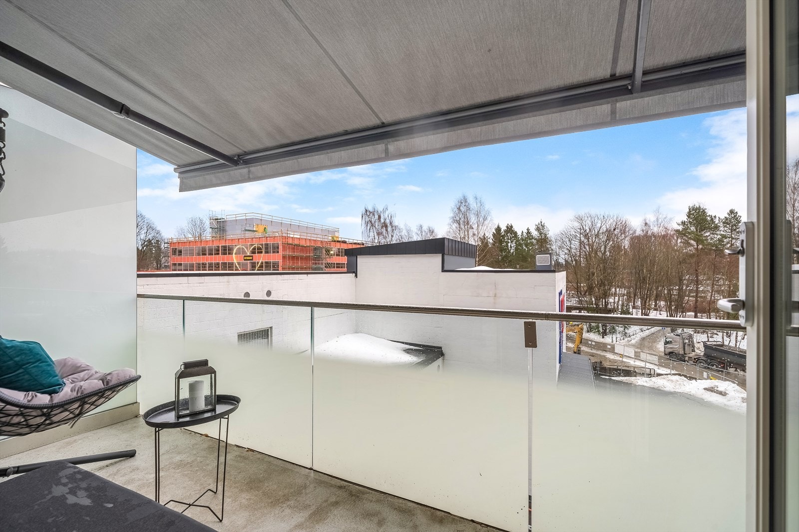 Balkongen er påkostet med elektrisk markise Galleribilde