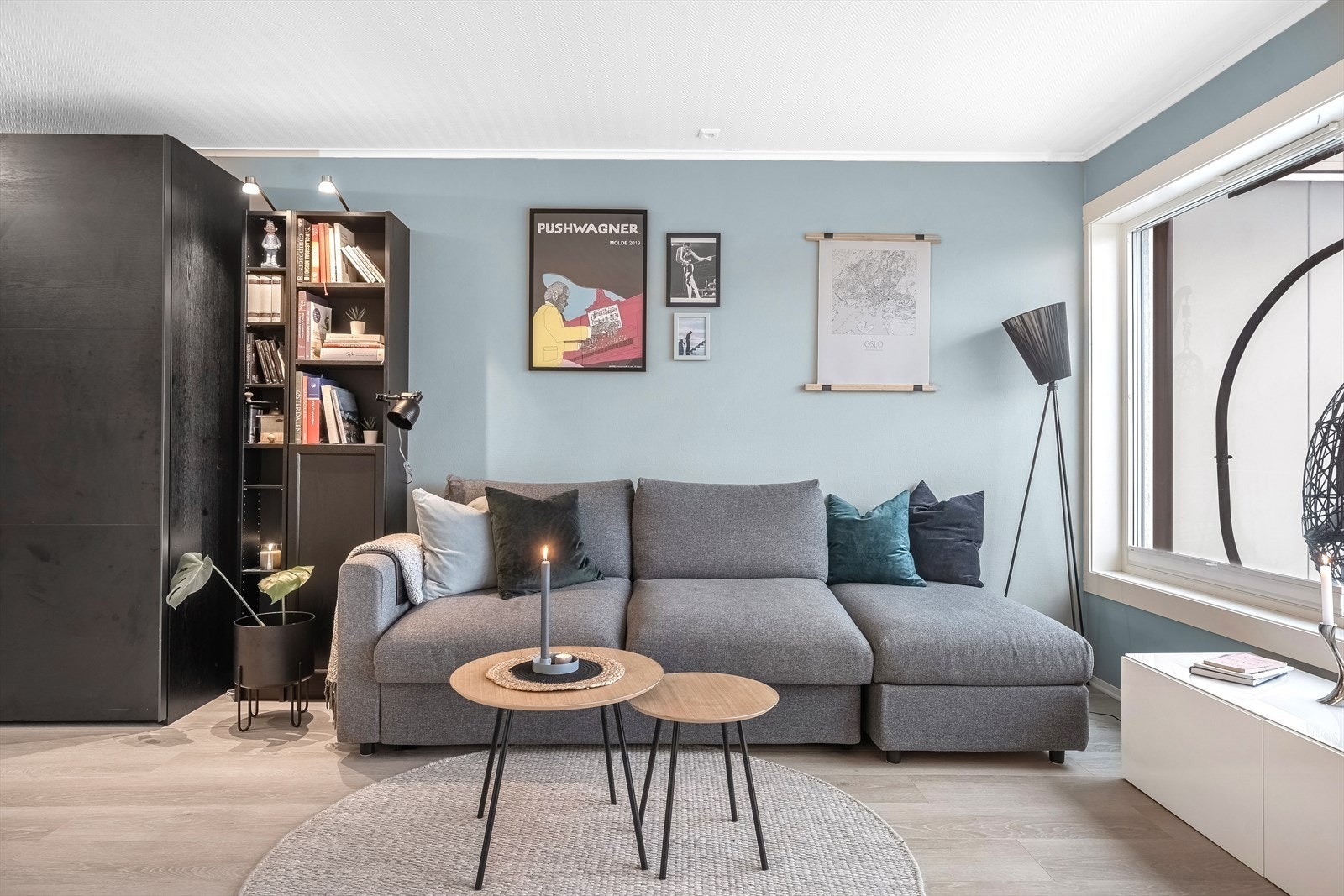 Rommet er holdt i duse og tidsriktige farger på veggene og den lyse gulvflaten matcher perfekt! Galleribilde