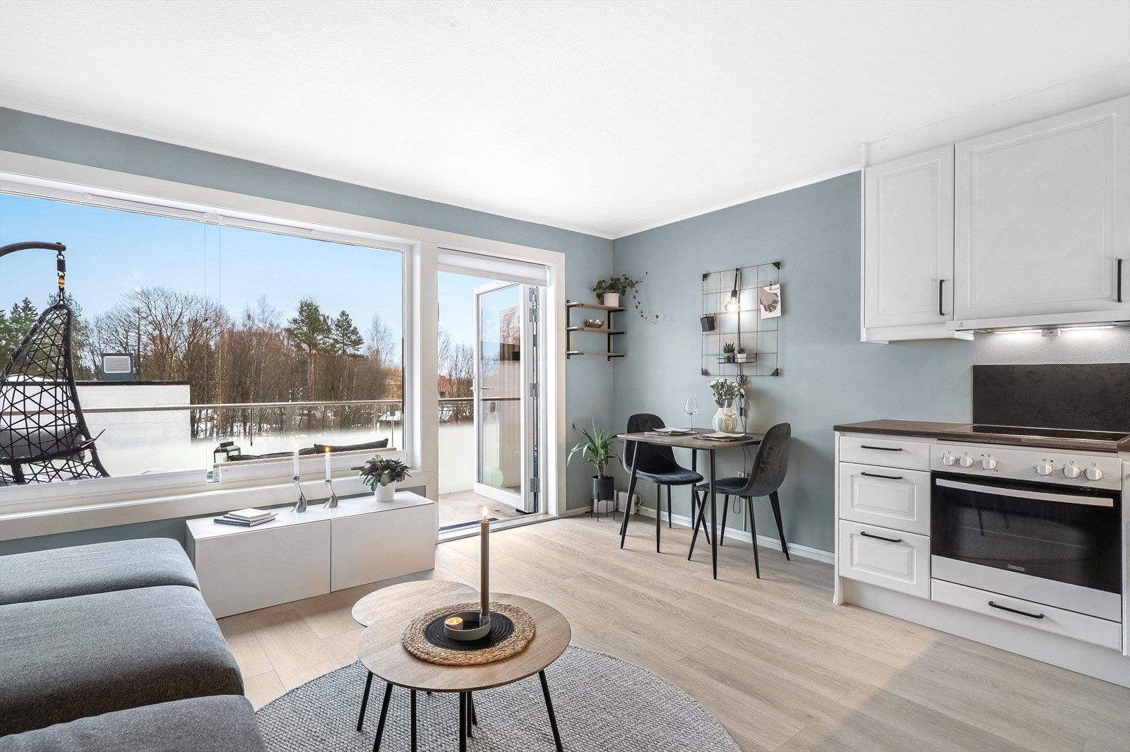 Rommet er delt inn i flere soner som: Kjøkken, spiseplass, sittegruppe/sovesofa og lagringsplass Galleribilde