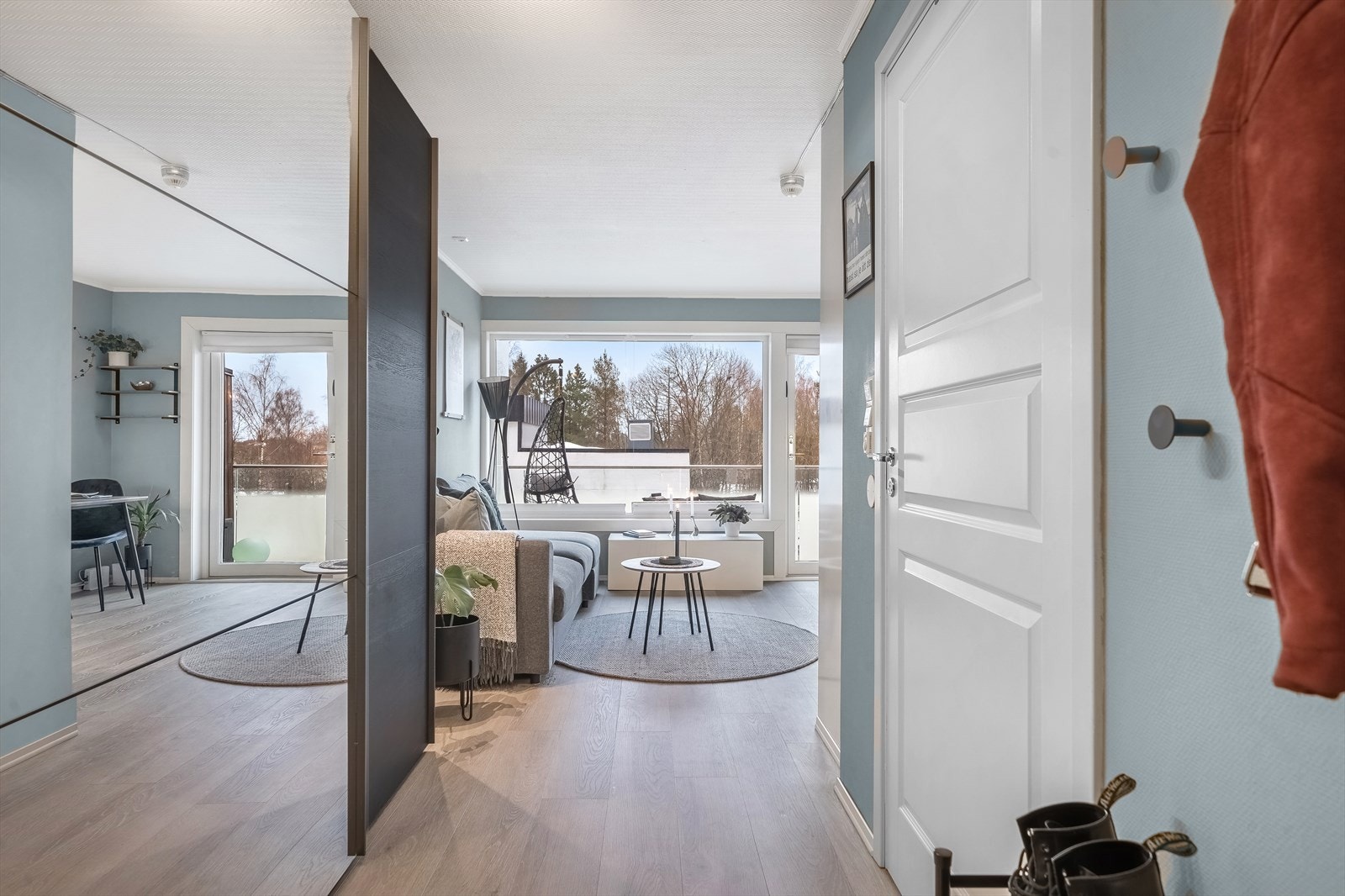 Entré med god plass til oppheng av yttertøy. Adkomst til bad fra entré. Galleribilde