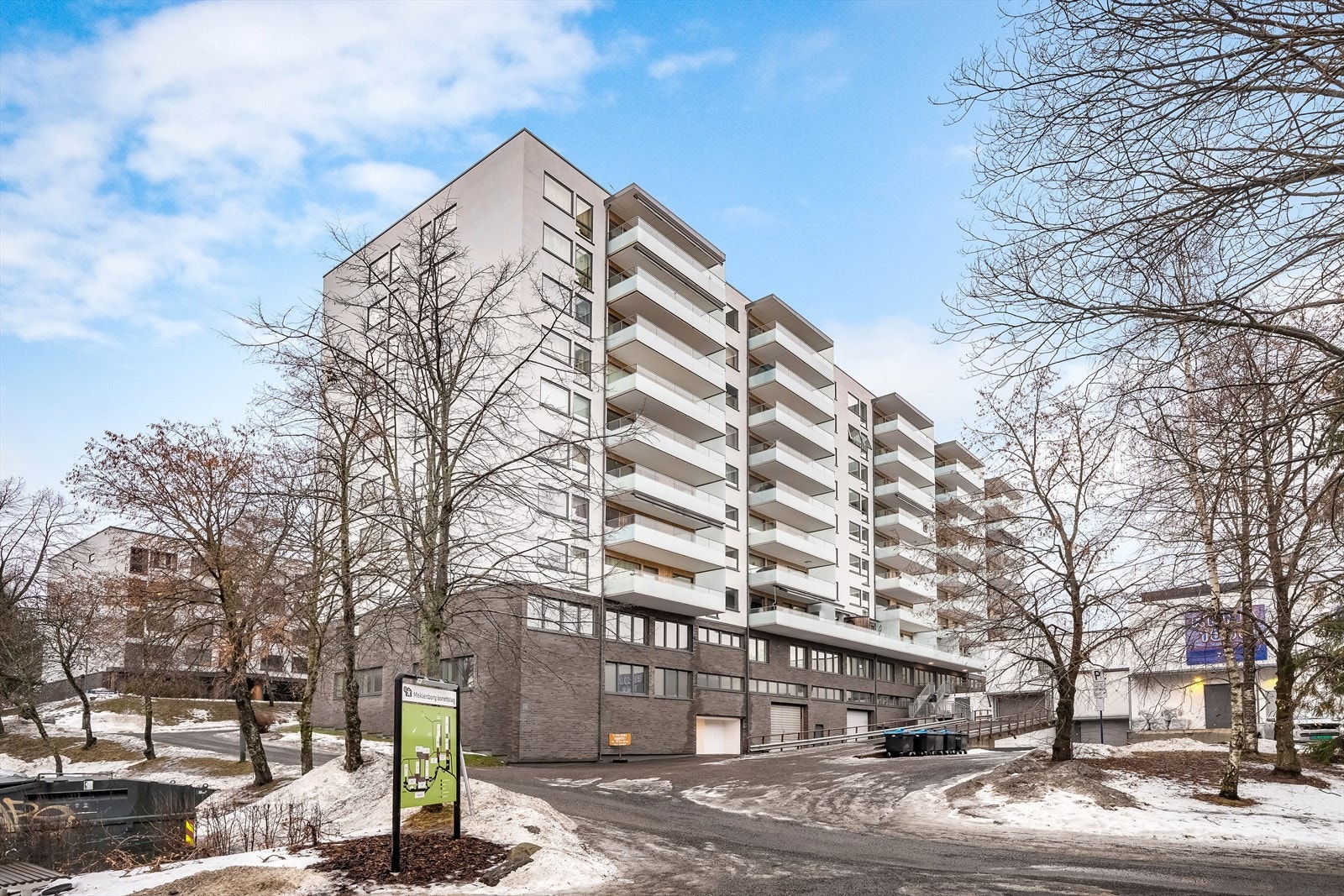 Leiligheten ligger i byggets 2.etasje med Galleribilde