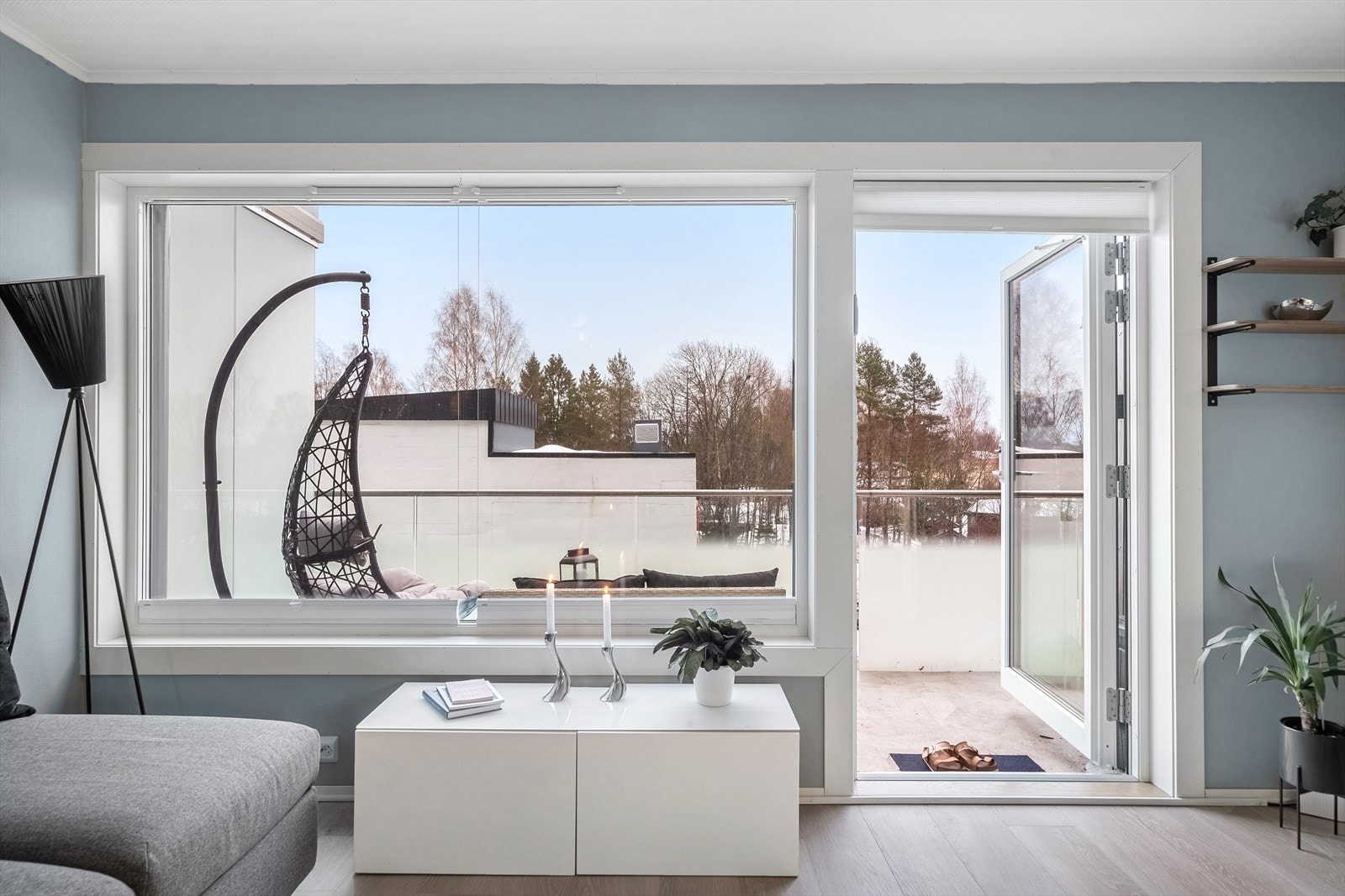 Den store vindusflaten gir godt med naturlig lys inn i rommet Galleribilde