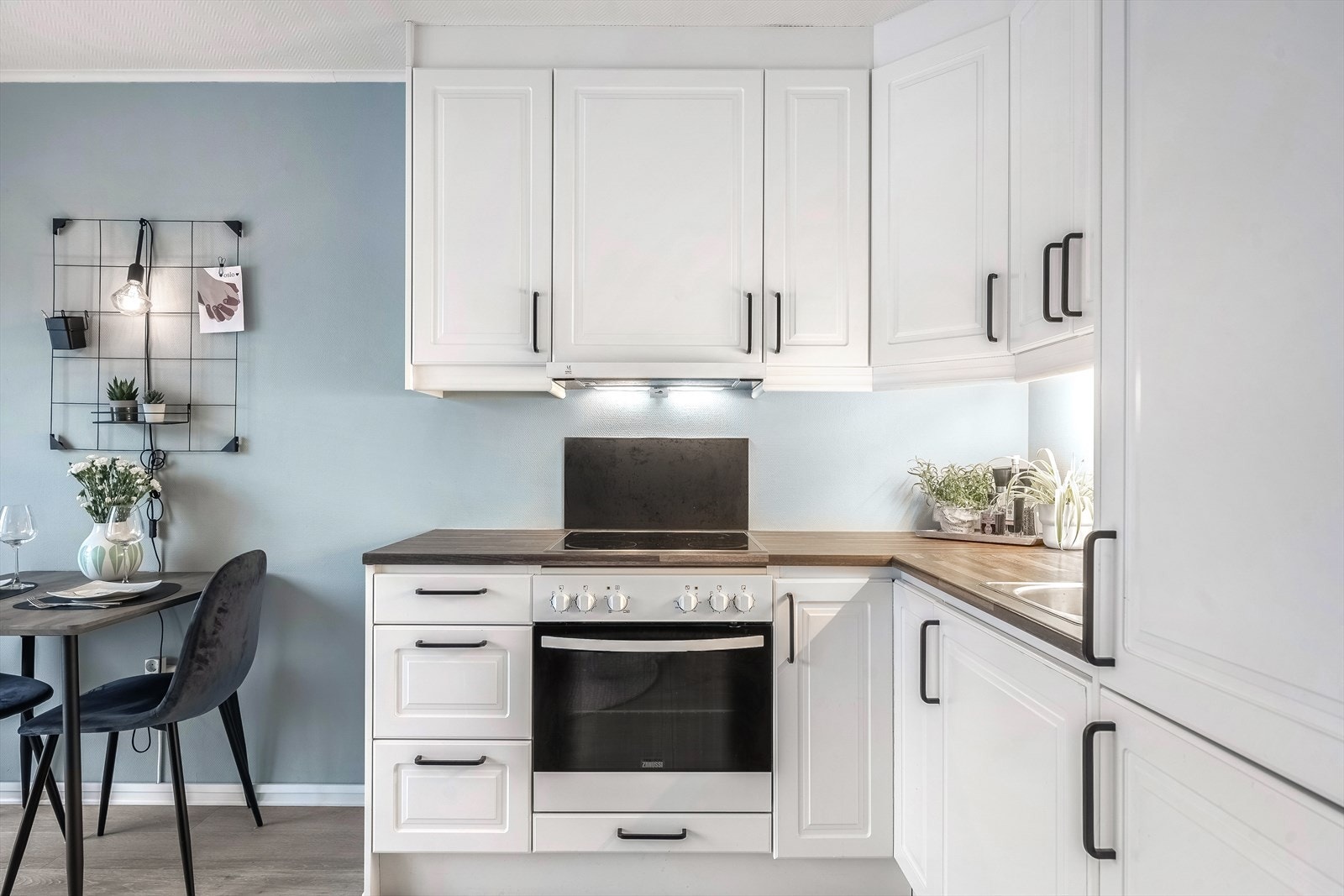 På kjøkkenet er det integrert komfyr, platetopp og kjøl/frys. Galleribilde