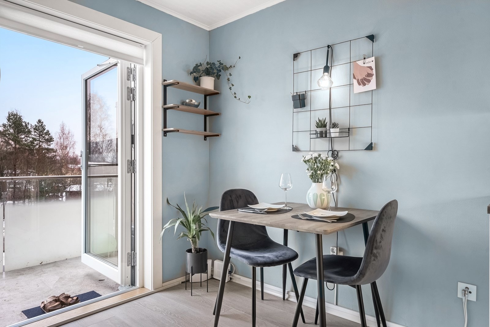 Mellom kjøkkeninnredning og utgang til balkongen er det en hyggelig spiseplass Galleribilde