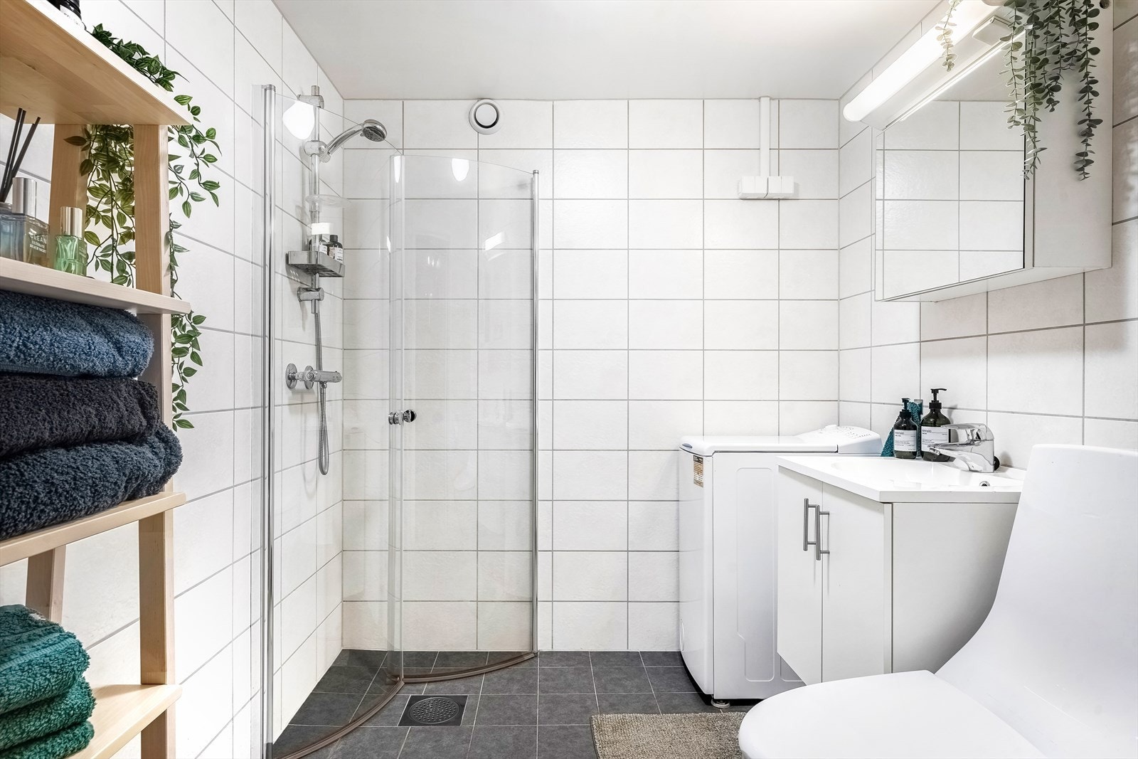 Flislagt bad (2018) med varme i gulv samt opplegg til vaskemaskin Galleribilde