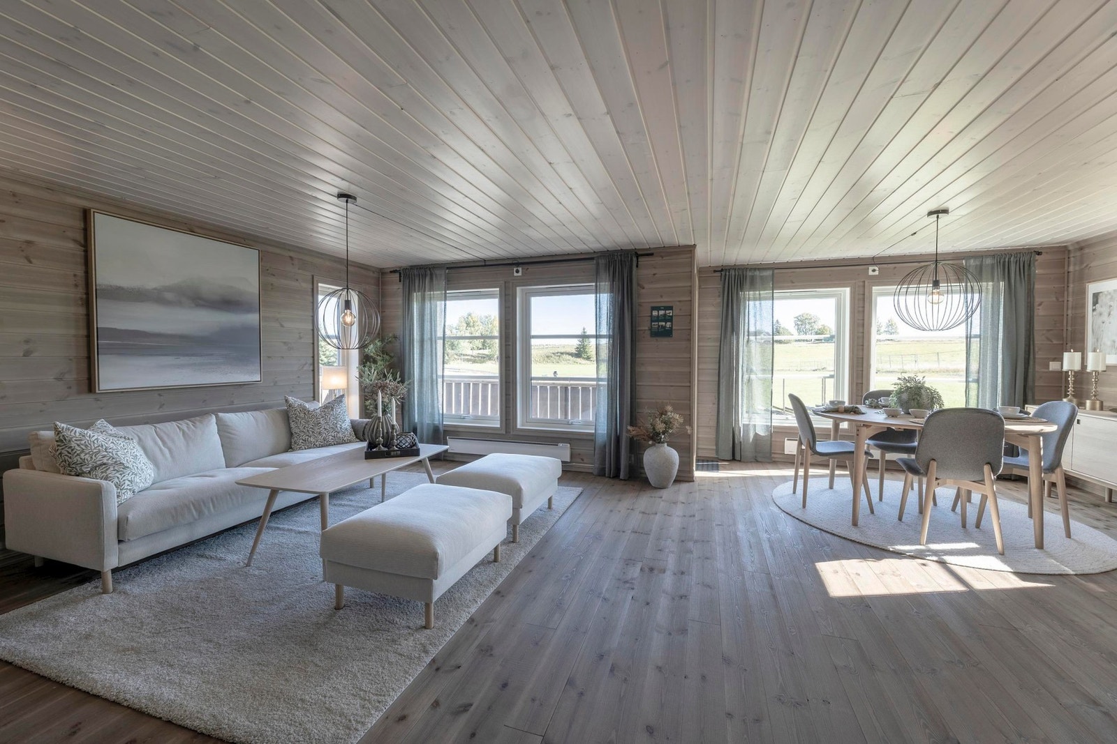 Romslig stue/spisestue i hyttemodellen. Foto fra vår visningshytte på Hellerudsletta Galleribilde