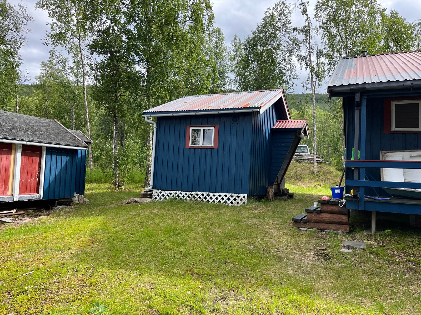 På tomta finner du anneks, vedjså og grillhytte