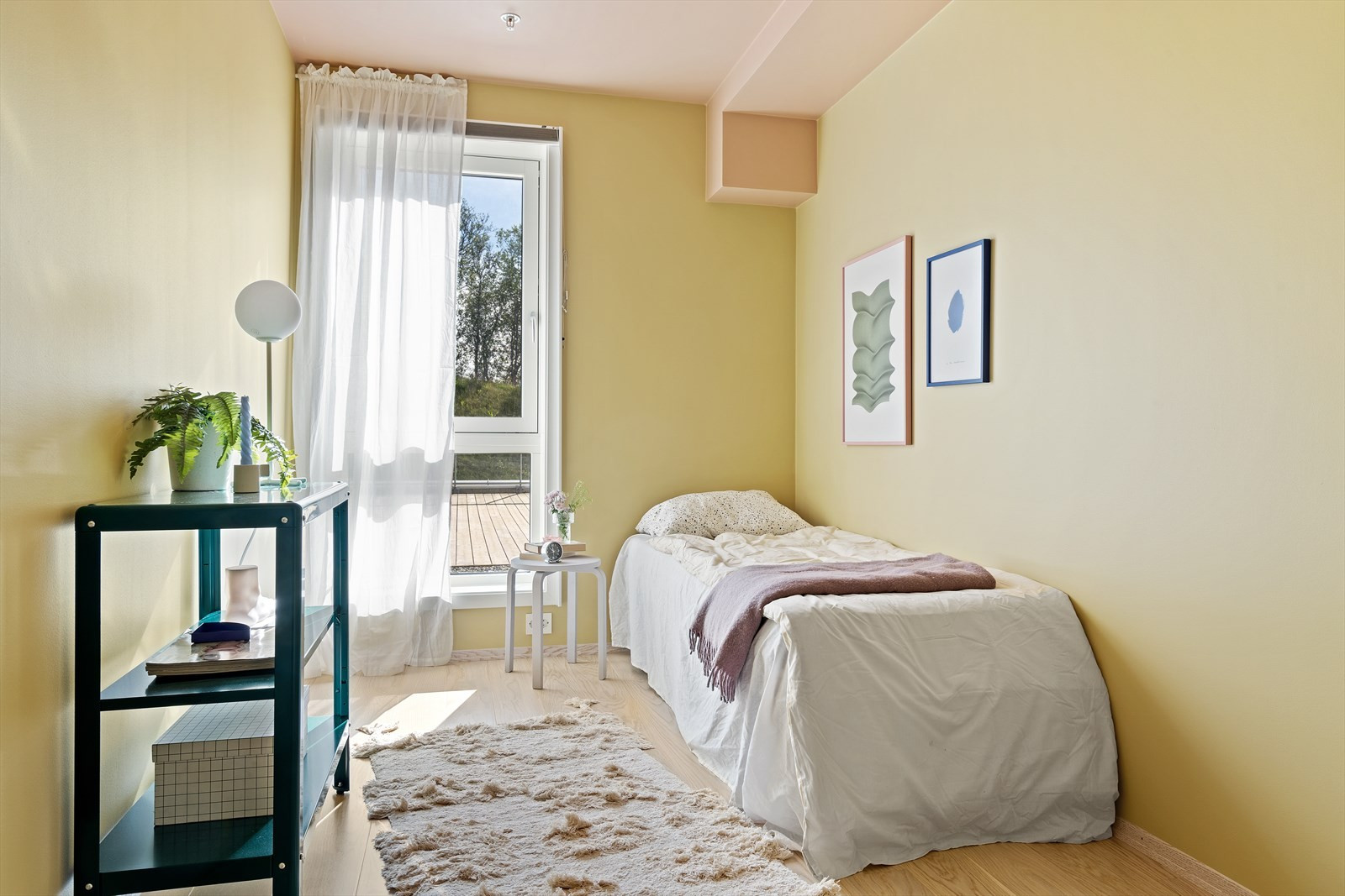 Det tredje soverommet i leiligheten er malt opp i tidsriktige og fine farger