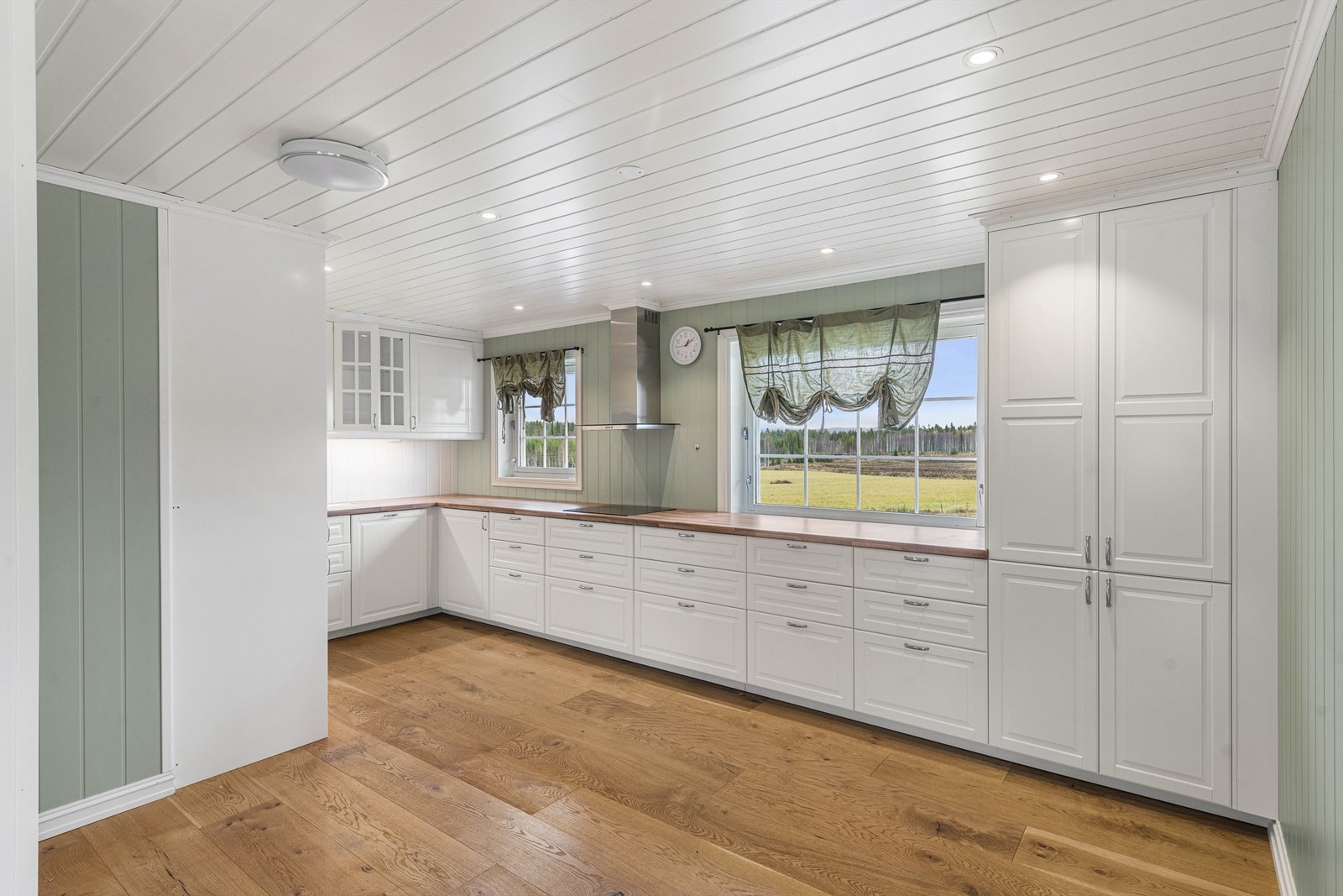 Av hvitevarer er det integrert kjøl- og frys, oppvaskmaskin, komfyr og mikrobølgeovn i høyskap. Galleribilde