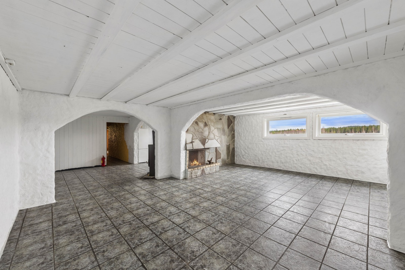 Underetasjen er ikke søkt om/godkjent innredet, men inneholder entré, hall, gang, mellomgang, bad, vaskerom, stue, kjøkken og ett soverom. Galleribilde