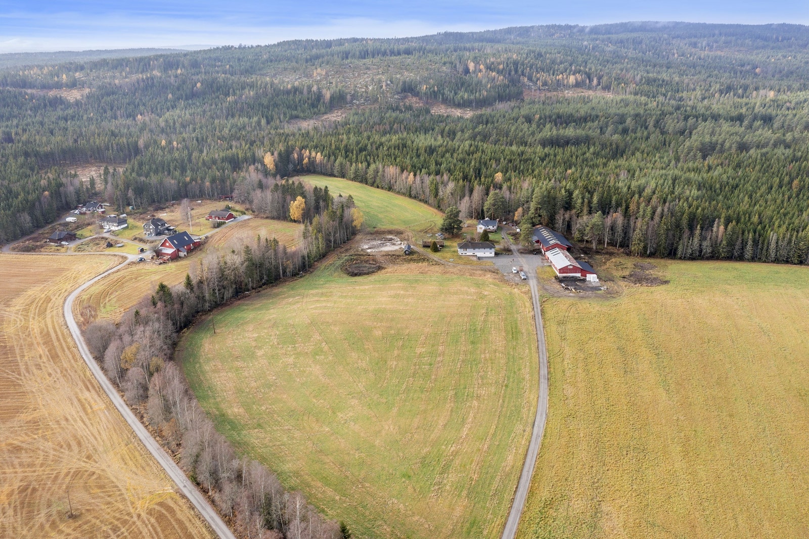 Driftsbygningen inneholder blant annet 15 hestebokser, så det er stor mulighet for å drive med hest. Galleribilde