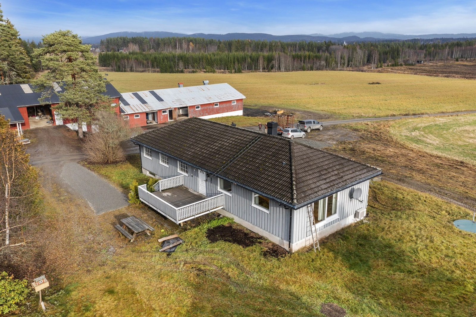 Velholdt og fin landbrukseiendom rett utenfor Skogbygda, ca. 15 km fra Årnes sentrum. Galleribilde