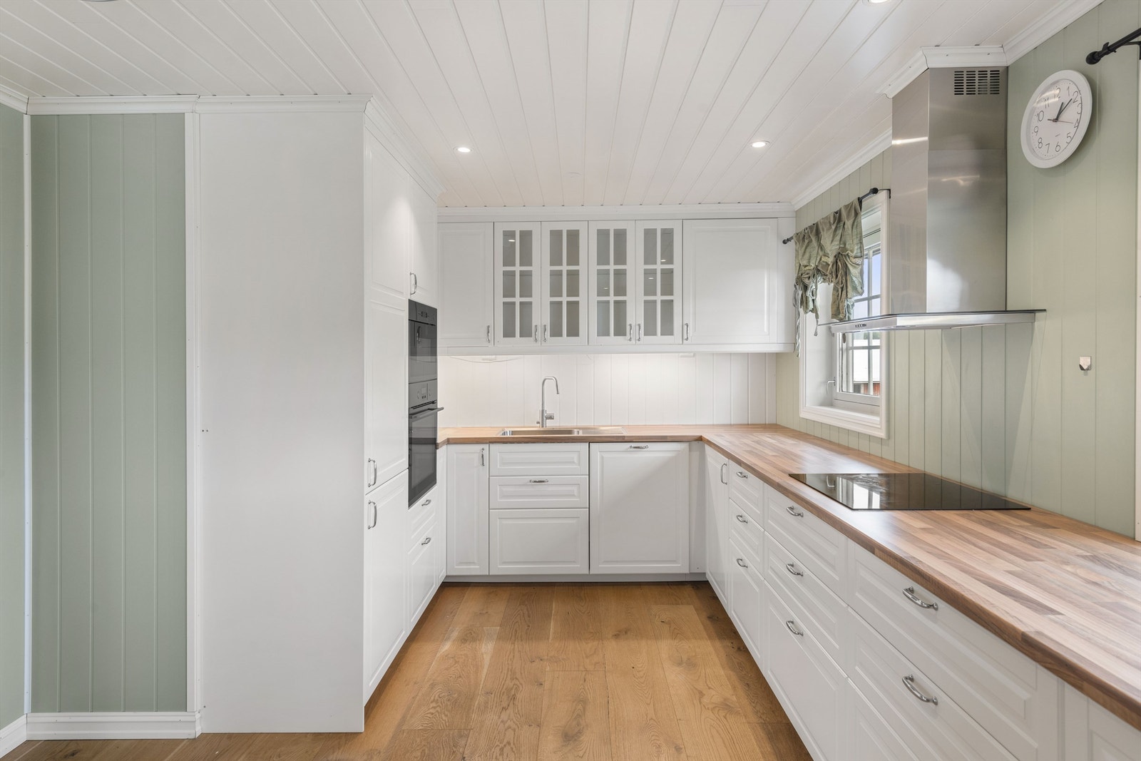 Videre er det nedfelt oppvaskkum og nedfelt keramisk platetopp. Galleribilde