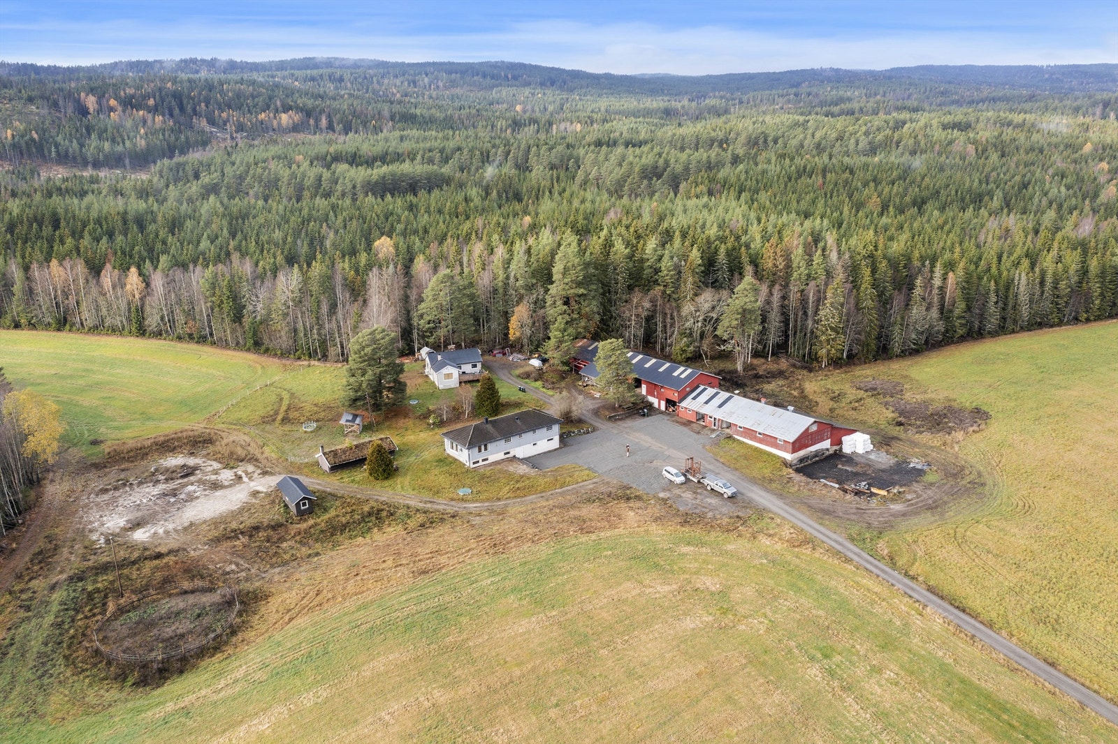Eiendommen har ifølge Gårdskart 87,7,5 dekar fulldyrkadyrka jord, fordelt på 2 teiger. Størteparten av den fulldyrka jorda ligger ved tunet. Galleribilde