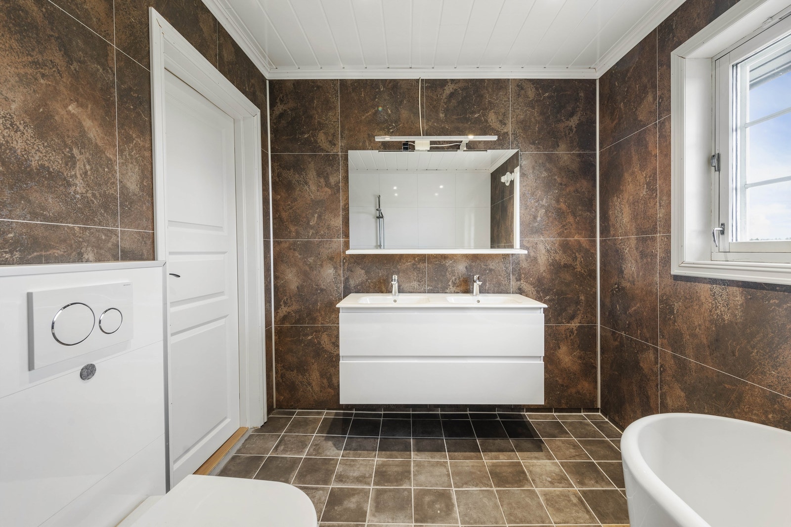 Bad og vaskerom er renovert i 2017 og finnes i hvert sitt rom. Galleribilde