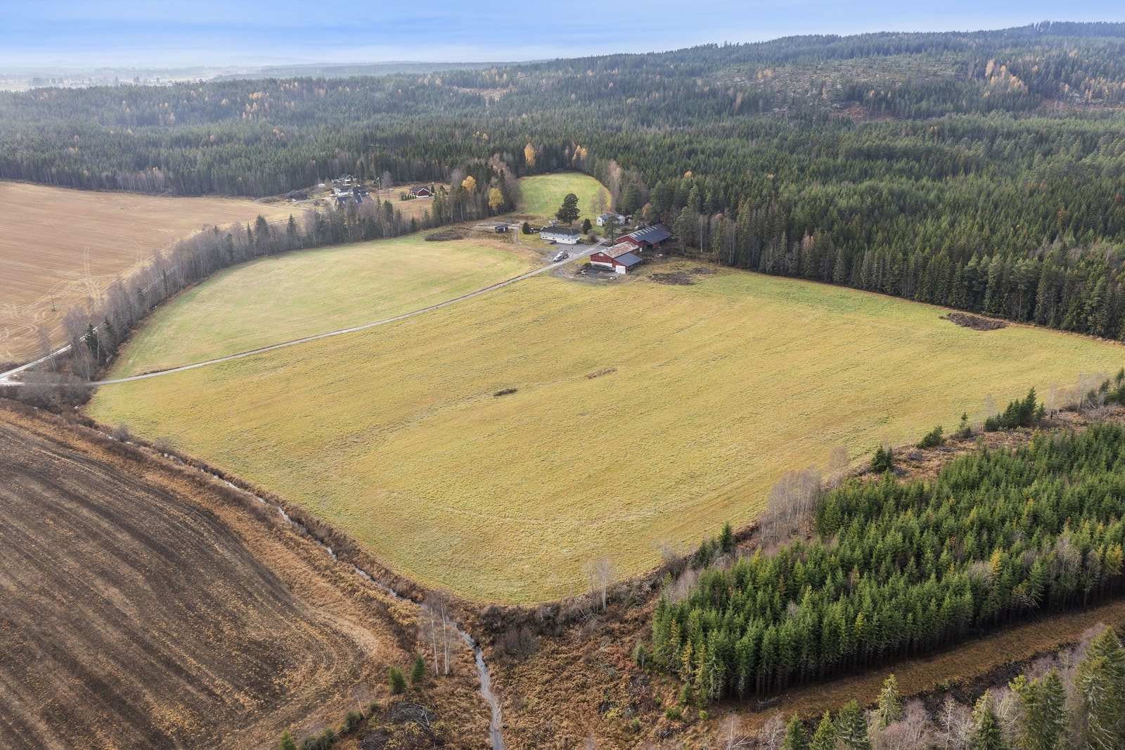 Landbruket består av enebolig, driftsbygning med 15 stallbåser, traktorgarasje og selskapslokale/ lagringsbod. Galleribilde