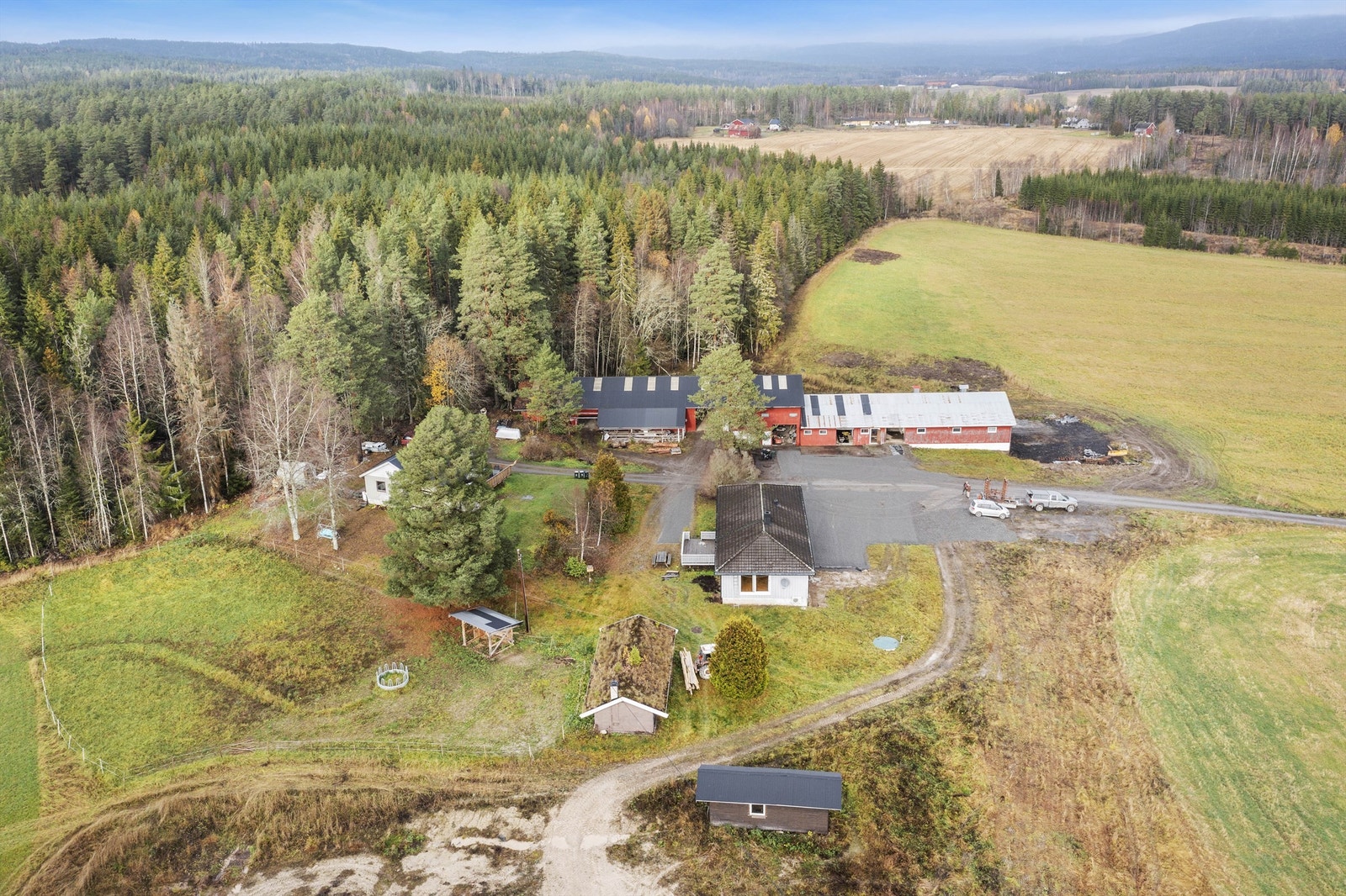 Eiendommen er på 107 mål og byr blant annet på en stor driftsbygning hvor du har mange forskjellige bruksmuligheter. Eiendommen har bo og driveplikt. Galleribilde