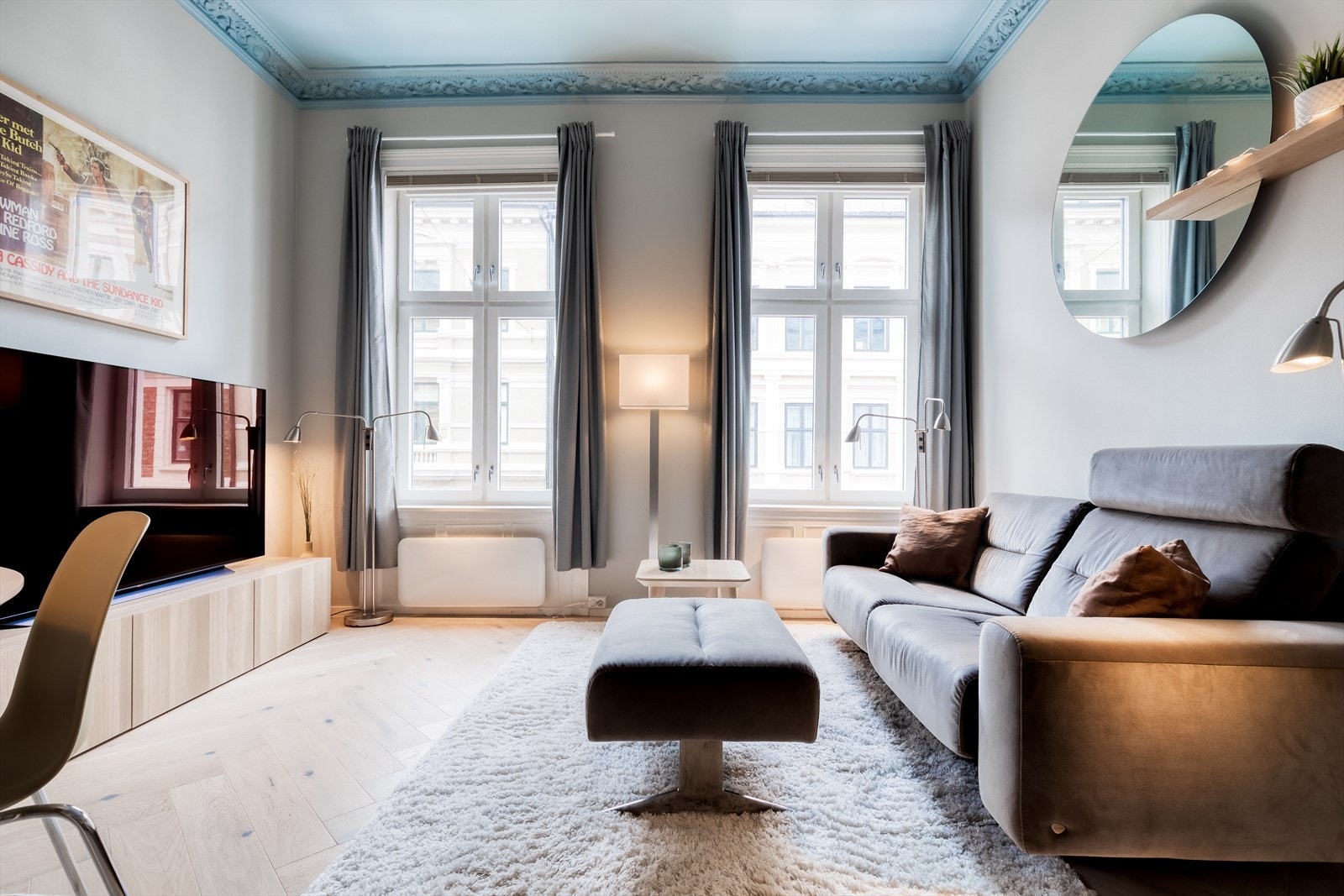 Store vindusflater som slipper inn rikelig med naturlig lys. Galleribilde