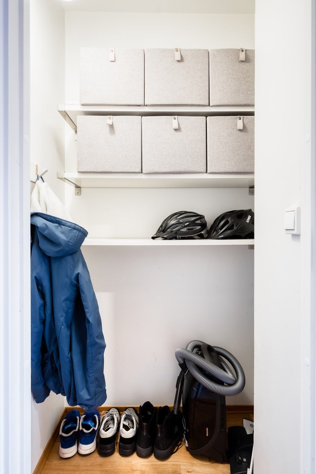 Skap i tilknytning til gang. Leiligheten disponerer i tillegg en ekstern bod på i byggets kjelleretasje. Galleribilde