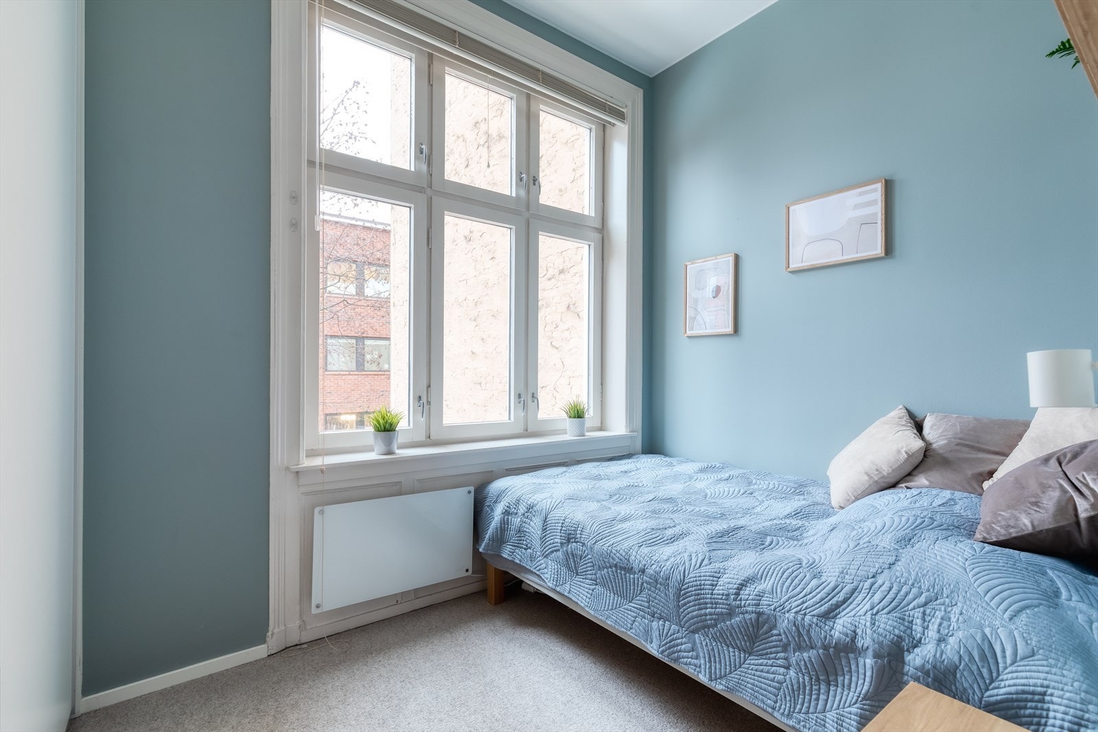 Romslig soverom med stor skyvedørsgarderobe. Galleribilde