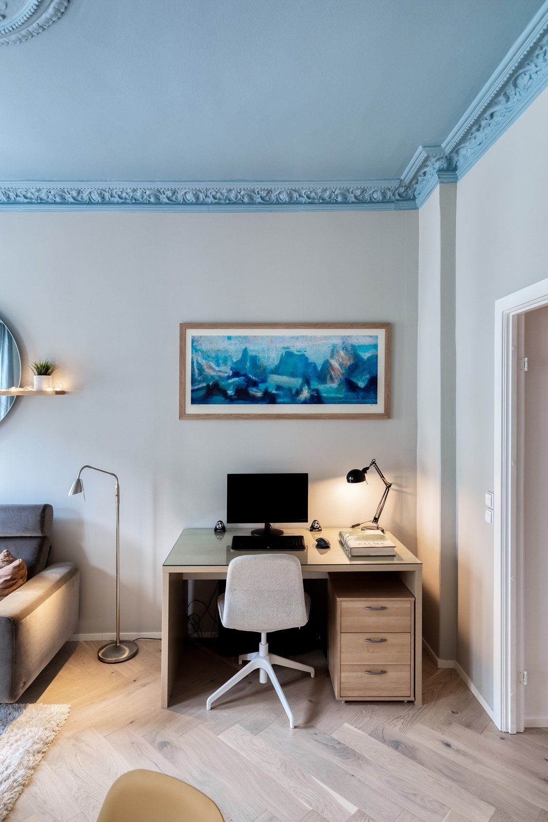 Fin plass til skrivepult i stuen. Galleribilde