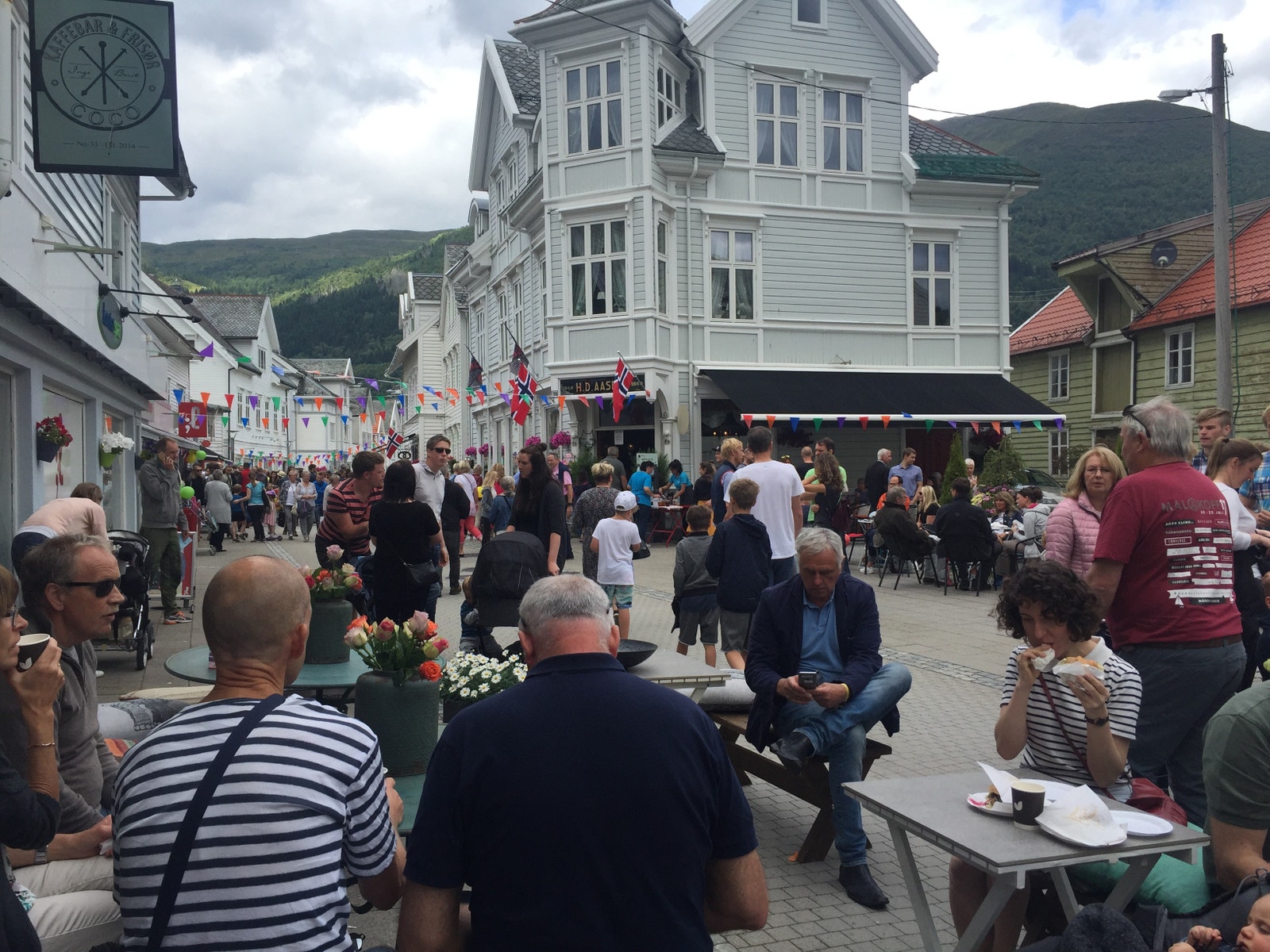 Eidsgata ein Laurdag om sommaren Galleribilde