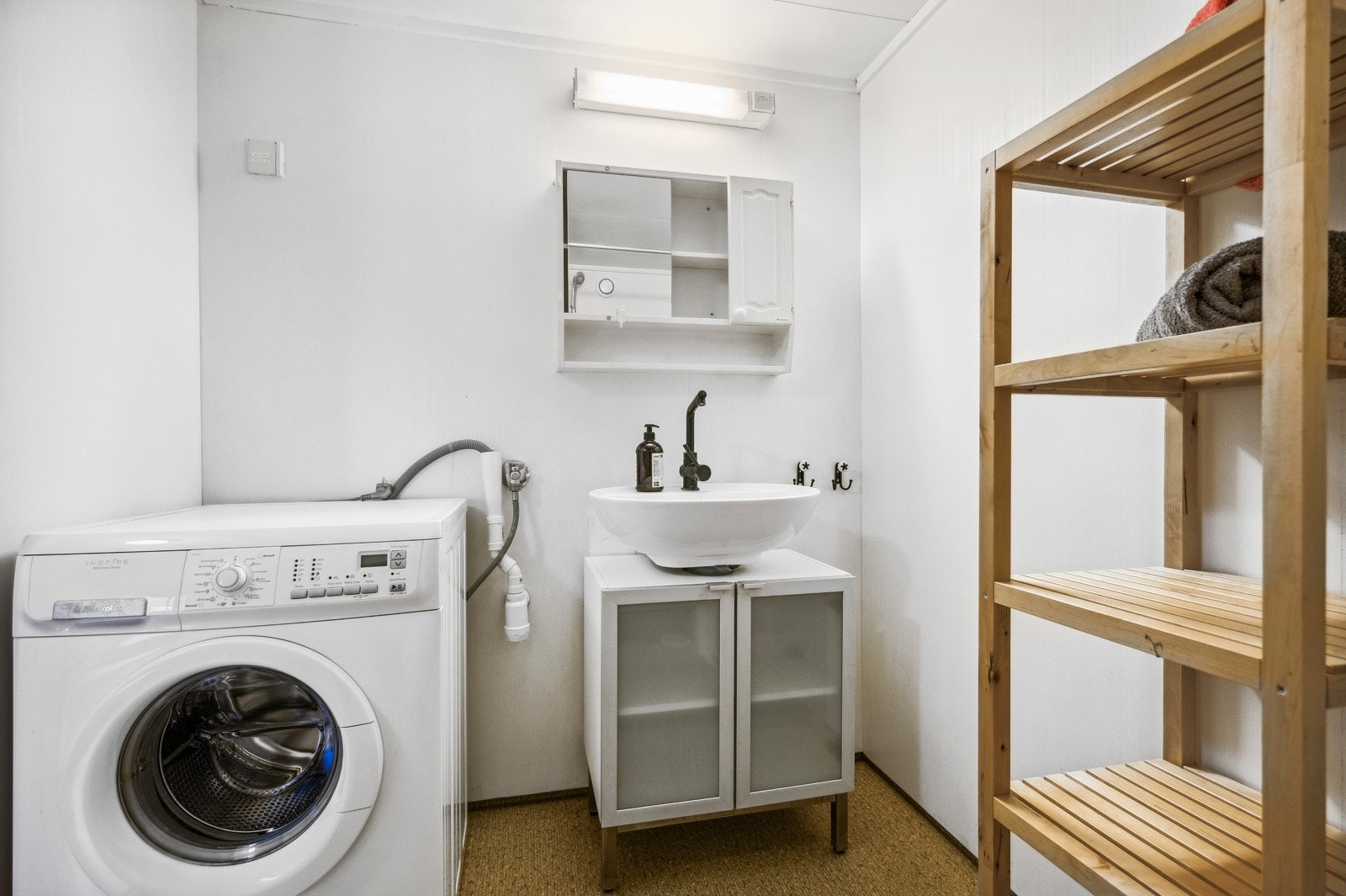 - Badet har varme i gulvet og opplegg til vaskemaskin - Galleribilde