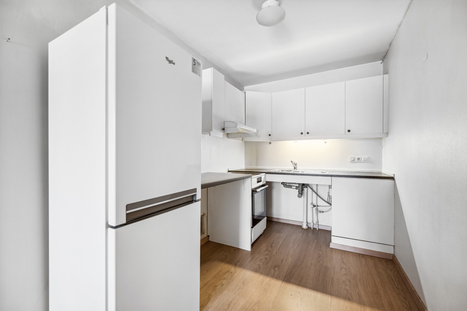 - Eldre kjøkkeninnredning med hvite slette fronter - Galleribilde