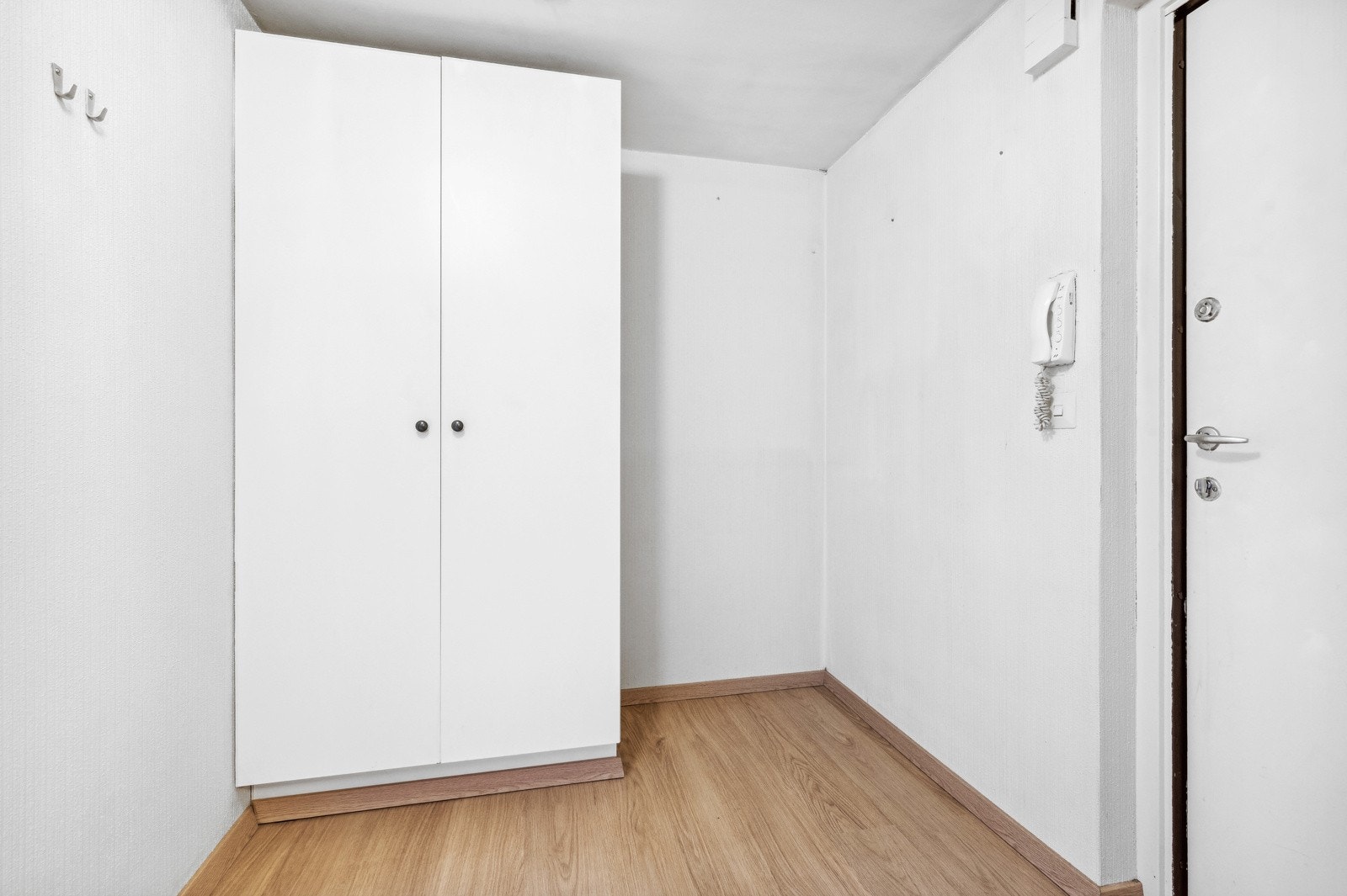 - God plass til og sette fra seg sko og henge fra seg yttertøy - Galleribilde