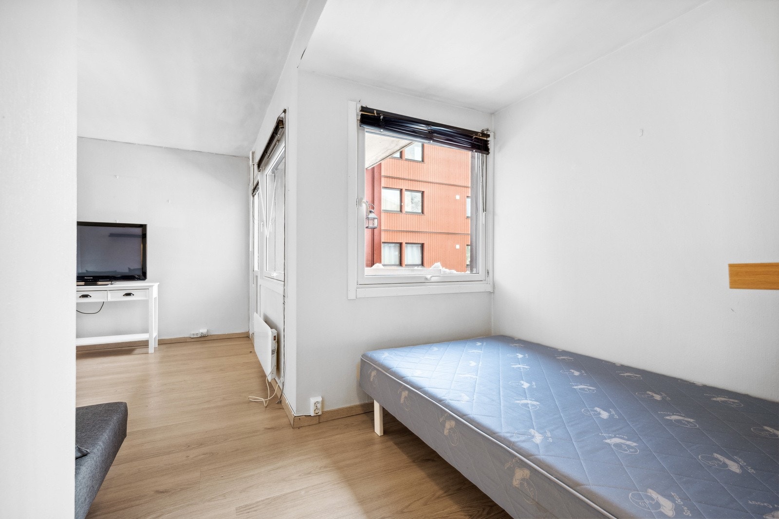 - Vindusflater som slipper inn rikelig med naturlig lys - Galleribilde