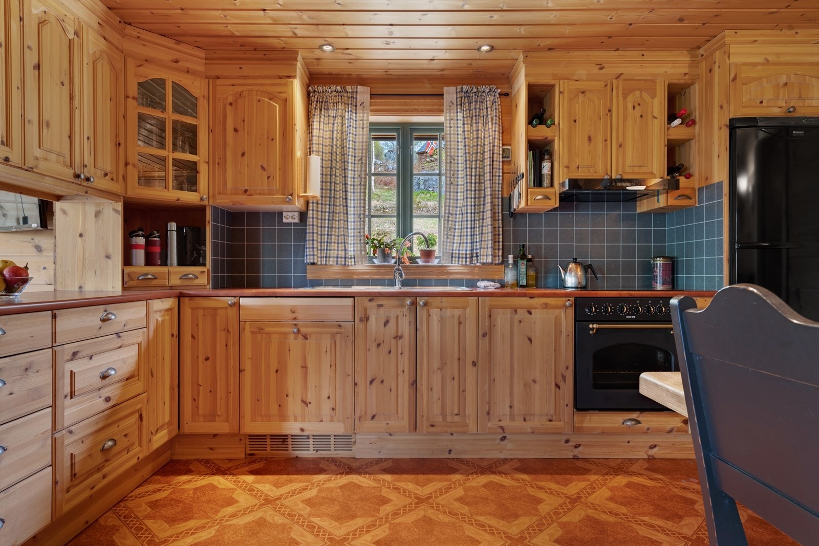 Kjøkken med integrert oppvaskmaskin, platetopp og komfyr Galleribilde