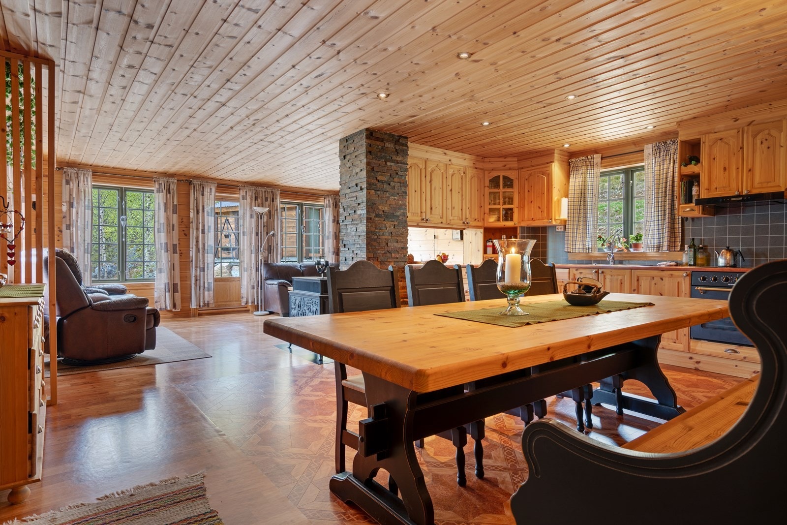 Stue med store vindusflater og som har utgang til terrasse Galleribilde