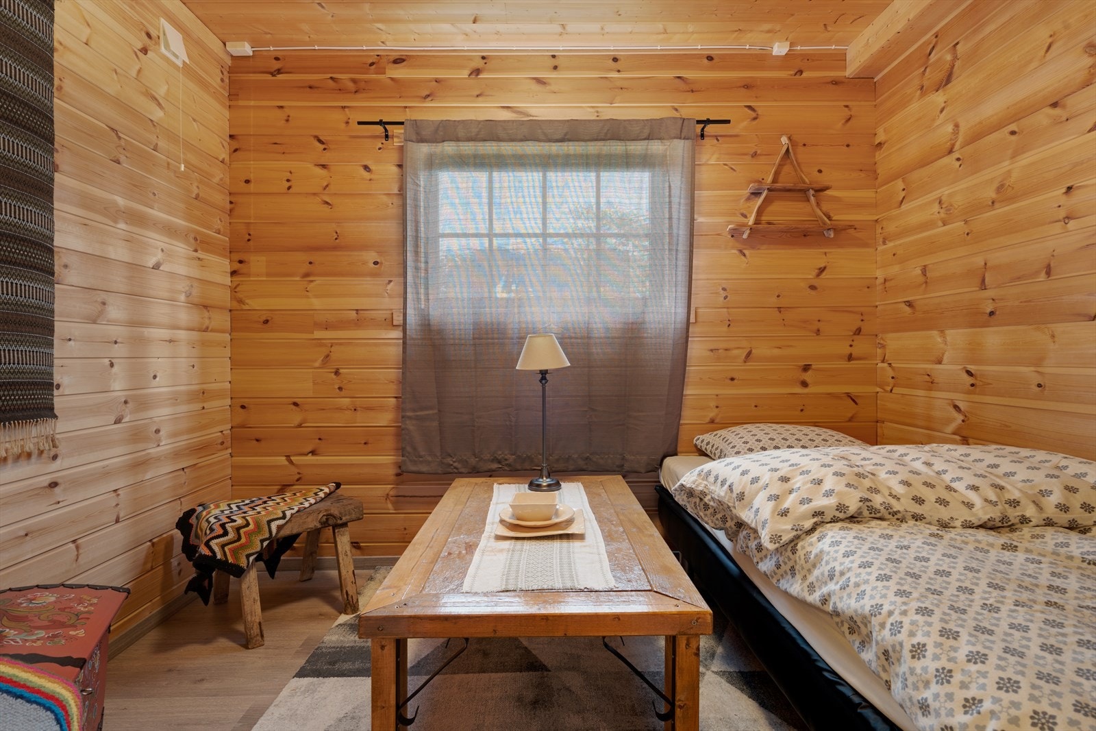 Innredet bod i kjeller som er brukt som gjesterom Galleribilde