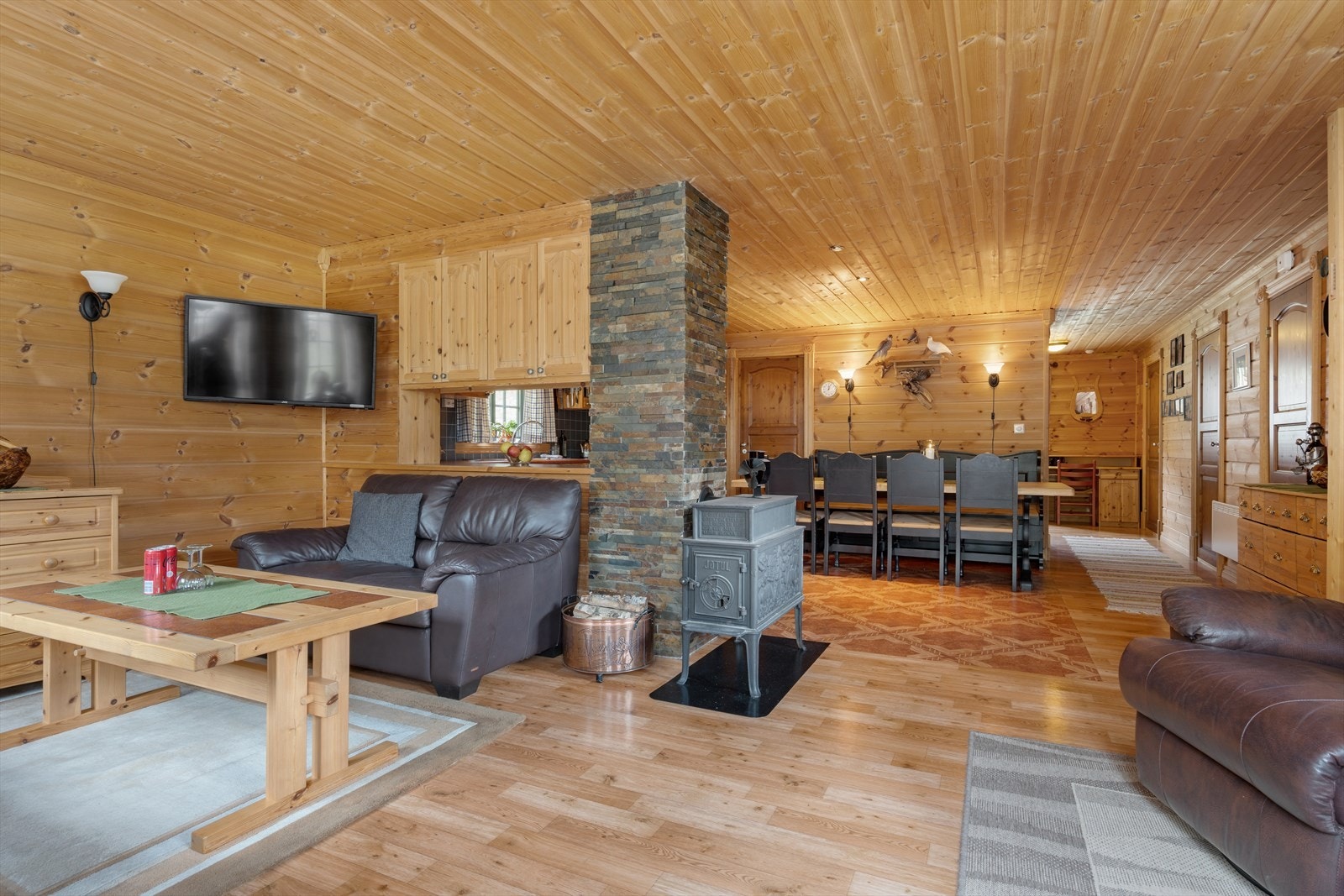 Stue og kjøkken i åpen løsning Galleribilde