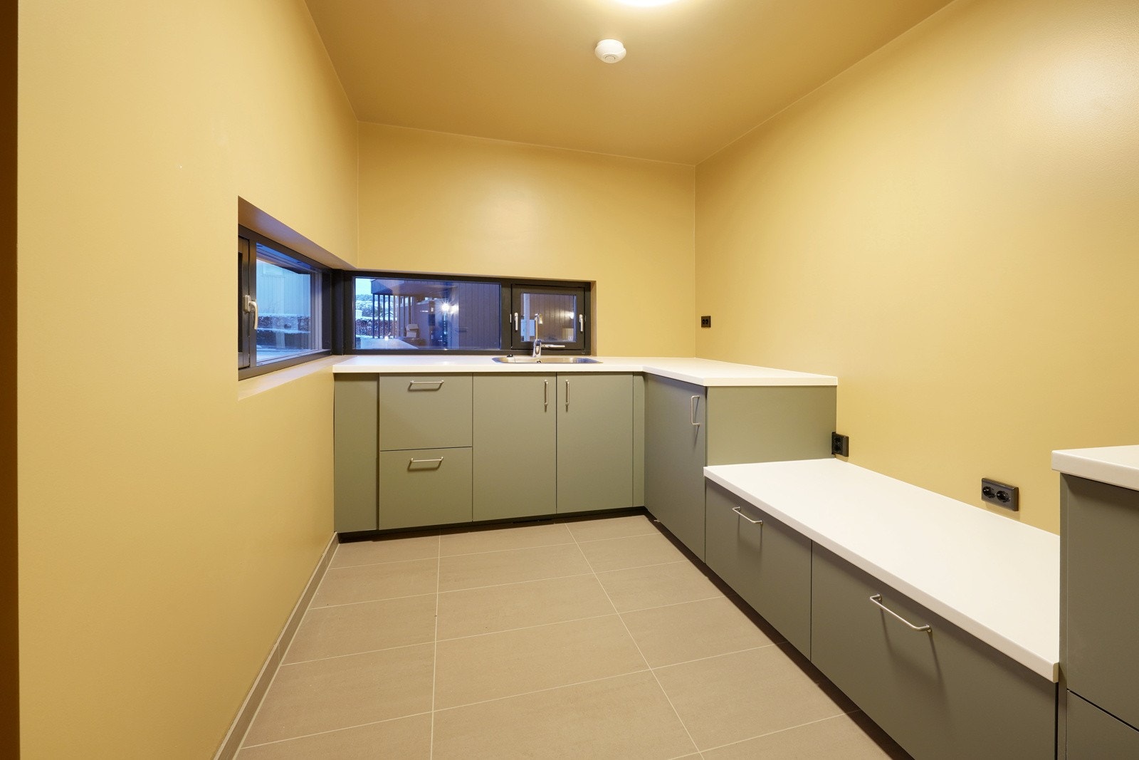 Vaskerom med bi-inngang | Praktisk innredning Galleribilde