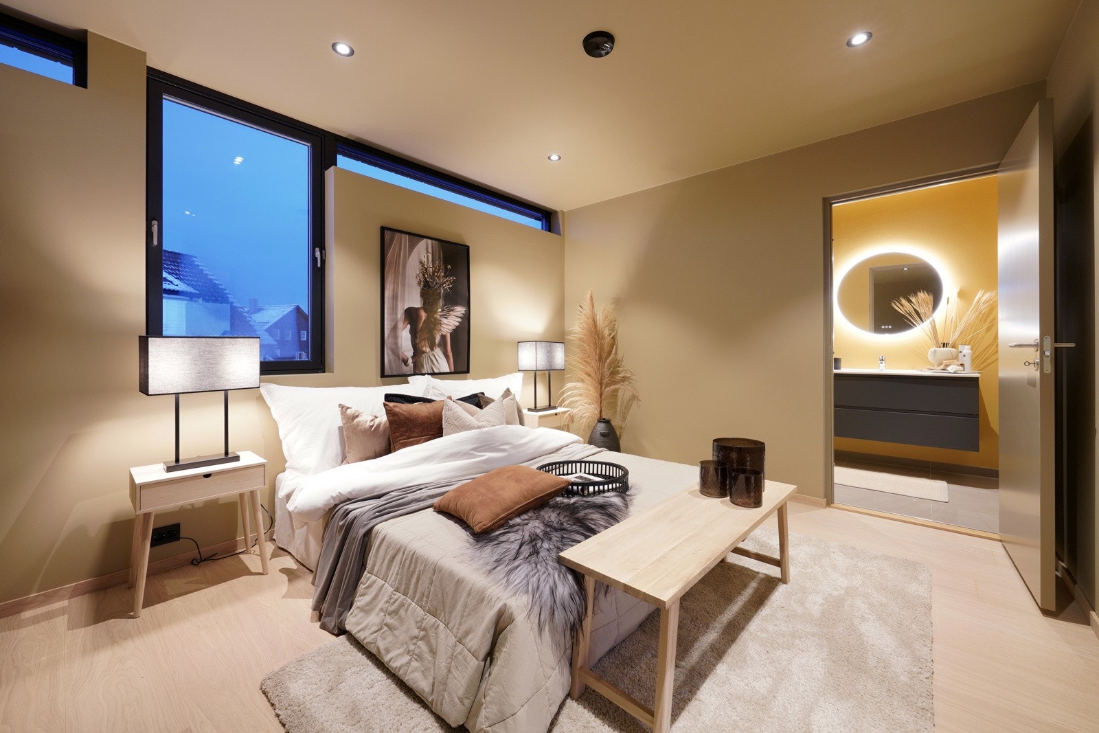 Foreldresuite med skyvedørsgarderobe og eget bad Galleribilde