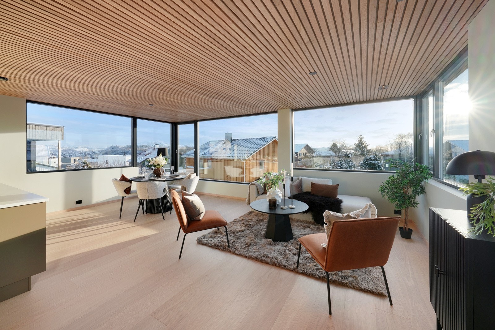 Store vindusflater gir masse deilig lys inn i toppetasjen Galleribilde