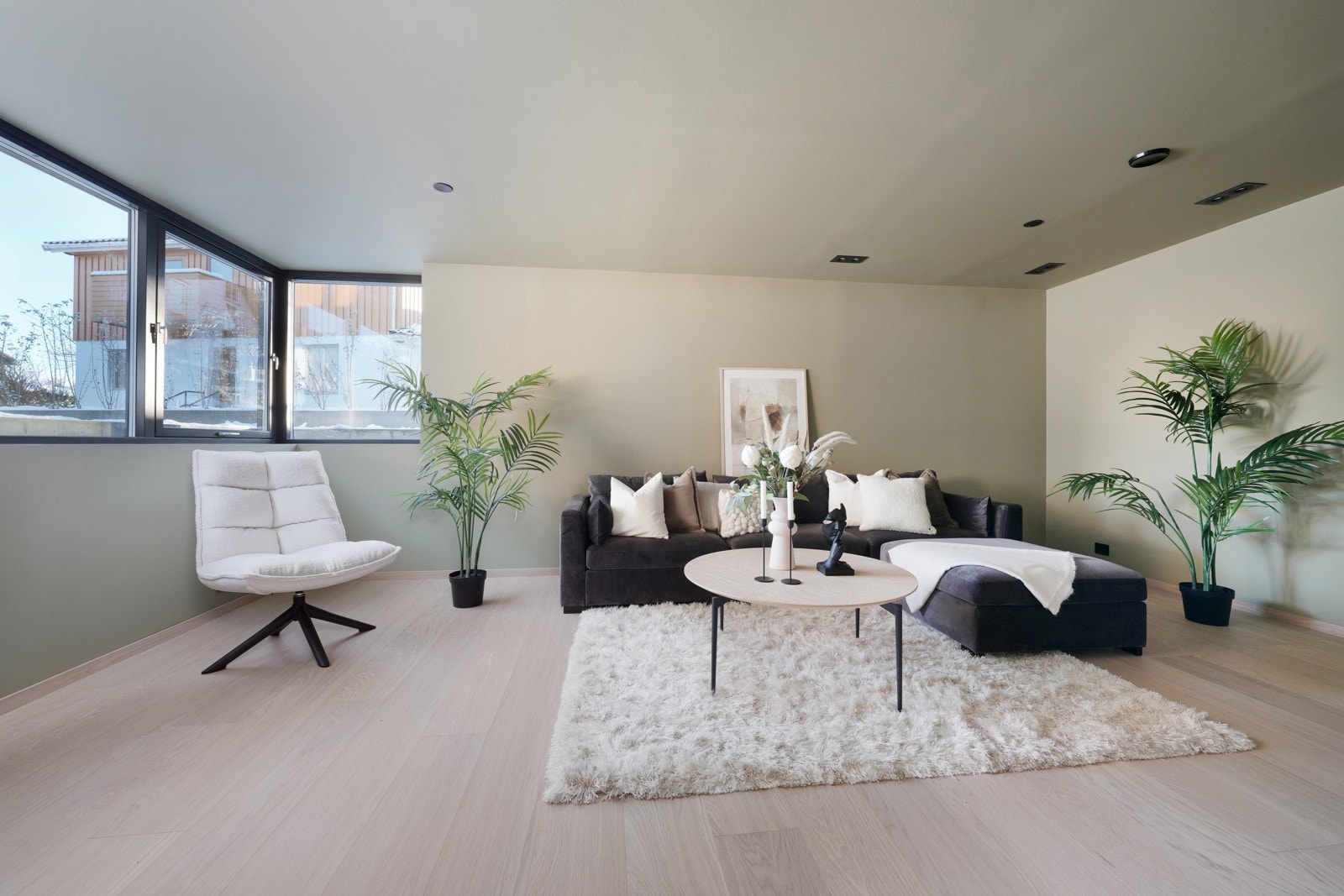 Kjellerstue med gode vindusflater Galleribilde