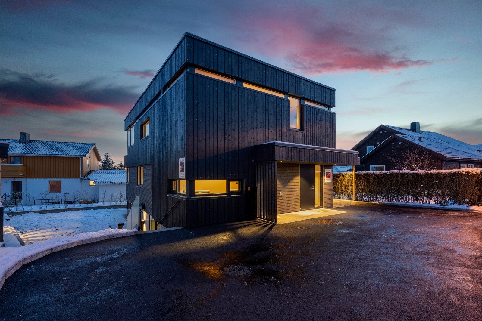 Biloppstillingsplass til flere biler | Klargjort for el-billader Galleribilde