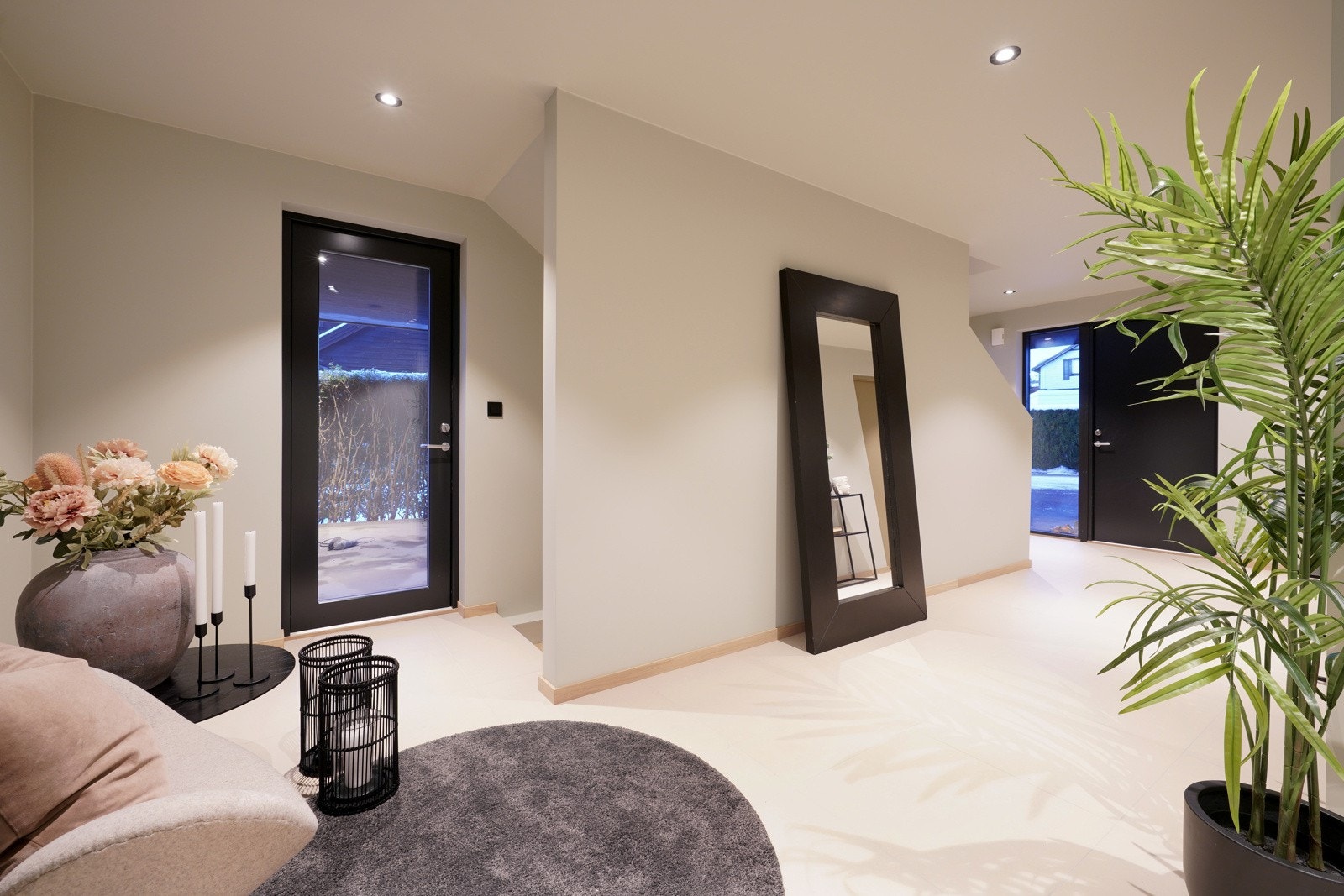 God plass til barnevogn, sko og yttertøy Galleribilde