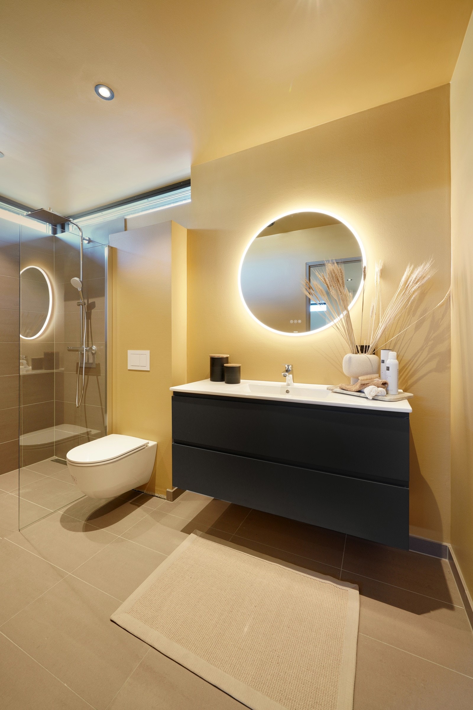 Vegghengt toalett, dusjhjørne og varme i gulv Galleribilde