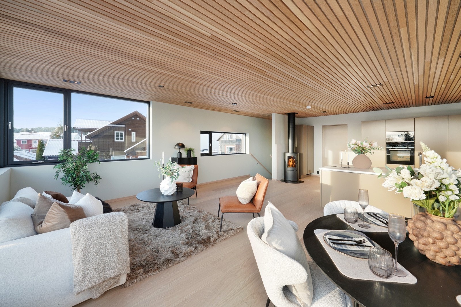 Varme i gulv og peisovn er sentralt plassert Galleribilde