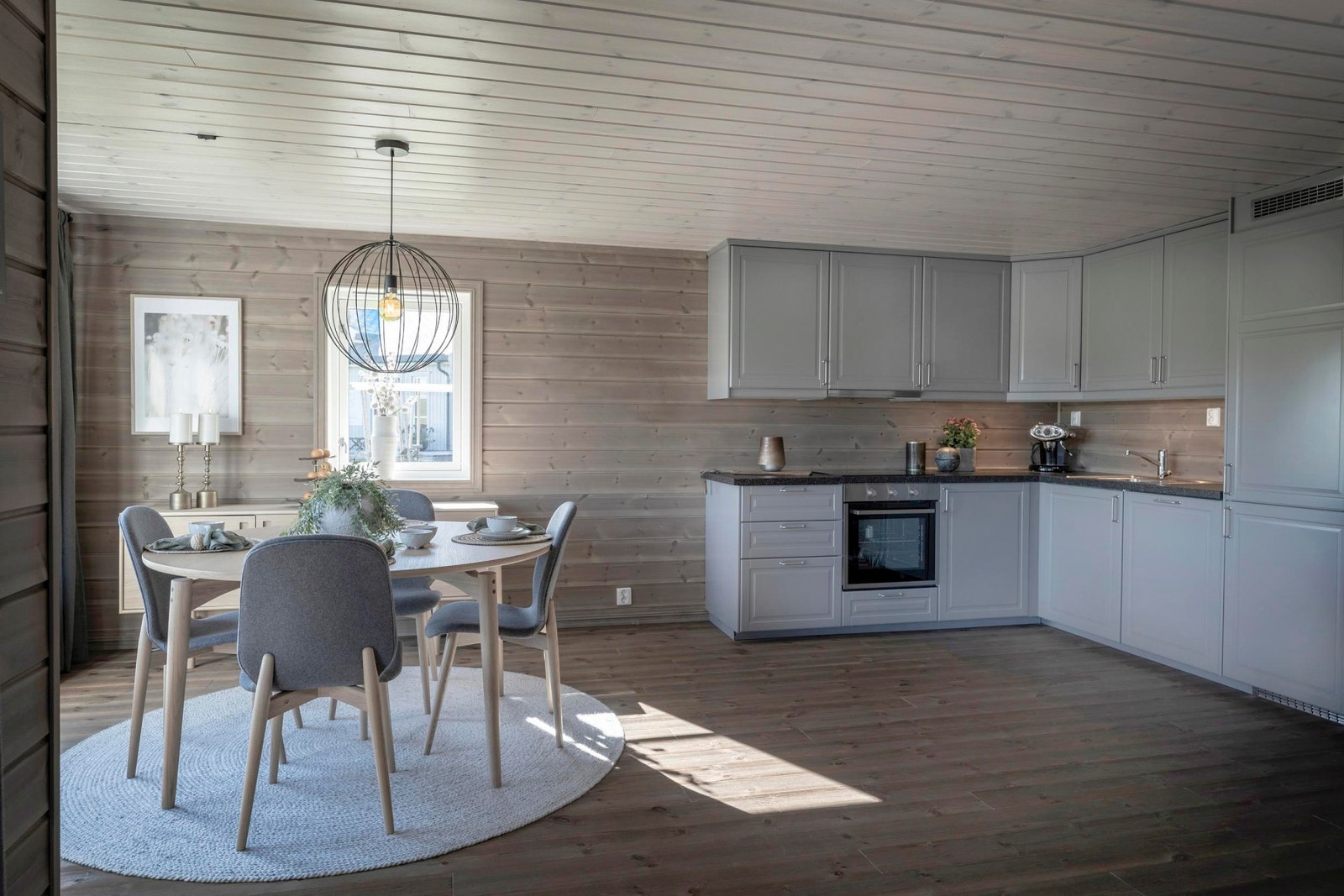 Romslig kjøkken/spisestue Galleribilde