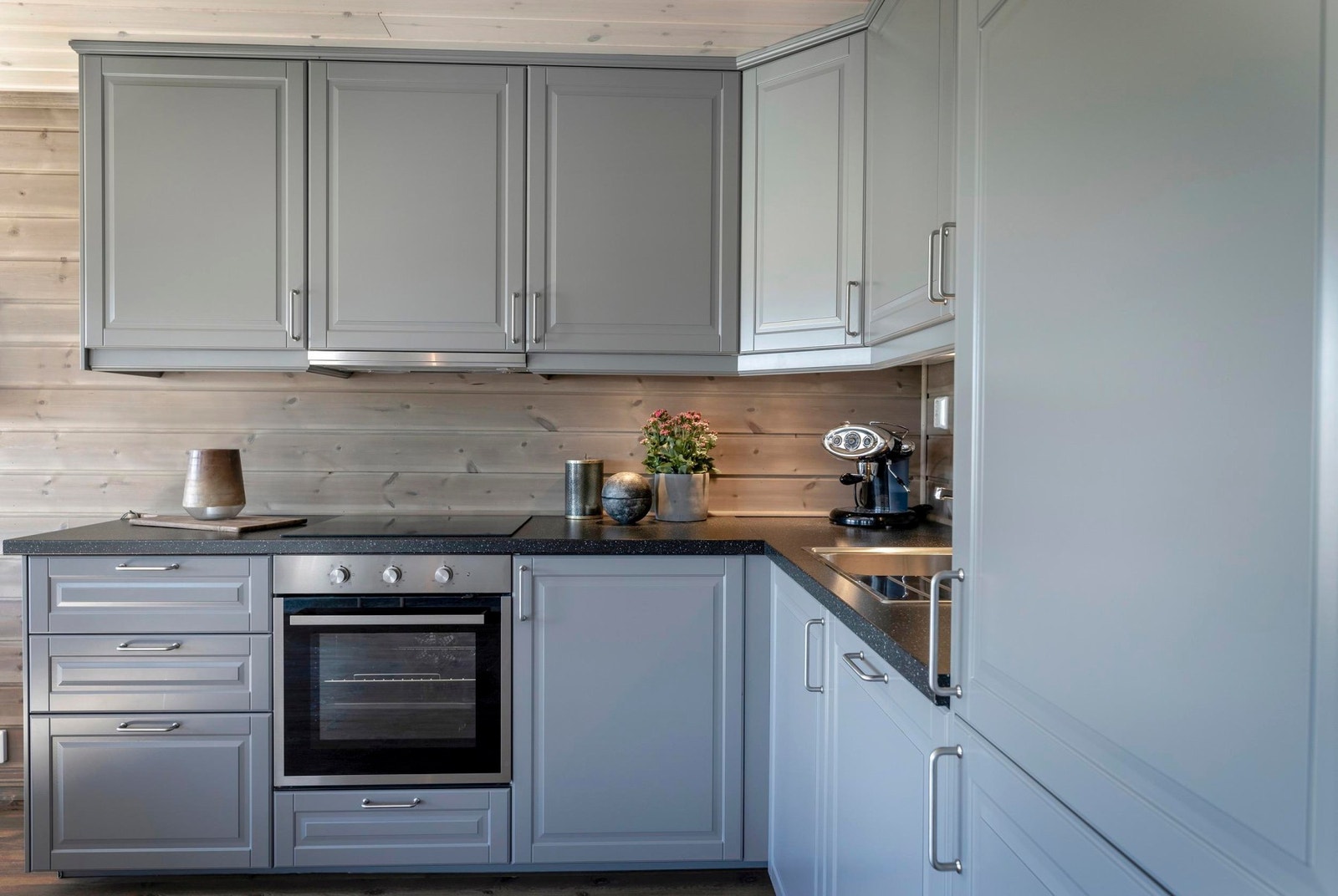 Kjøkkeninnredning fra Norema medfølger. Foto fra en tilsvarende hytte. Galleribilde