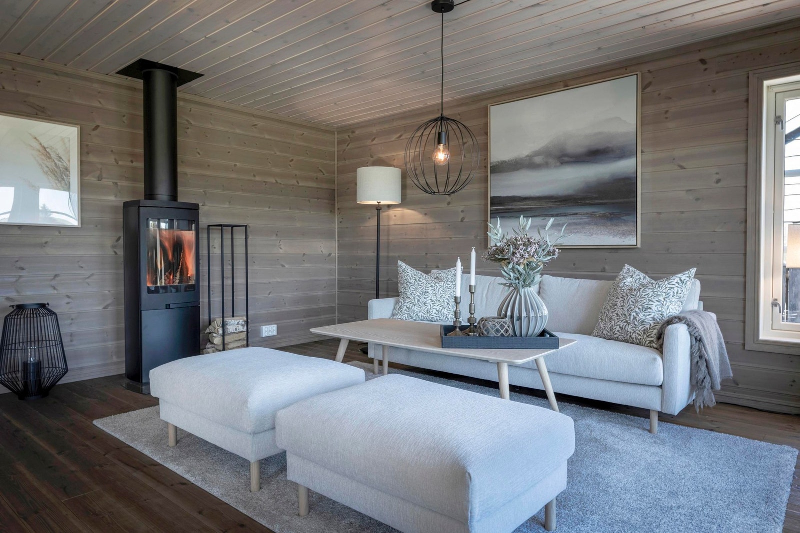 Stue/kjøkken er på hele 37m2 og med god plass til familie og venner. Foto fra en tilsvarende hytte. Galleribilde