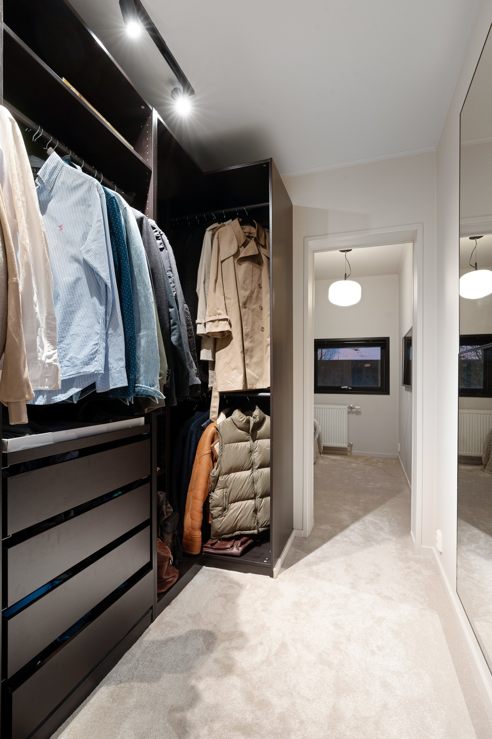 Fra kjøkken er det adkomst til walk-in-closet og hovedsoverom. Meget god oppbevaringsplass!