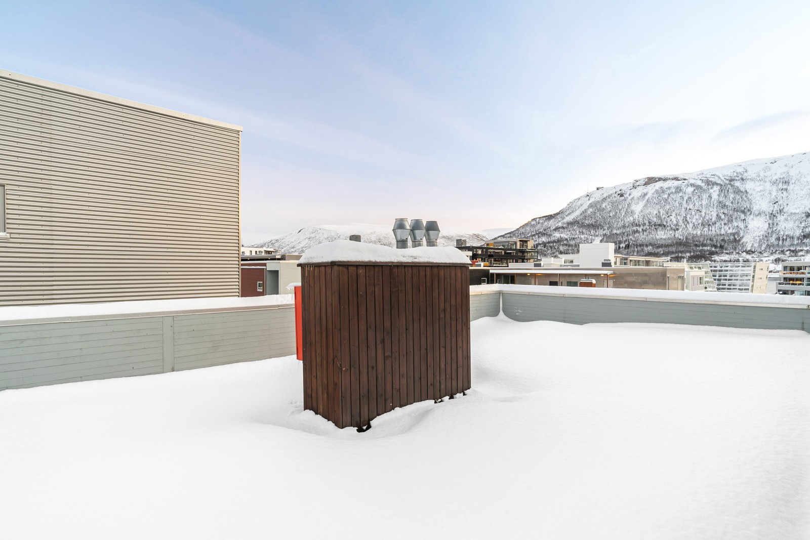 Stor felles takterrasse med fin utsikt og herlige solforhold.