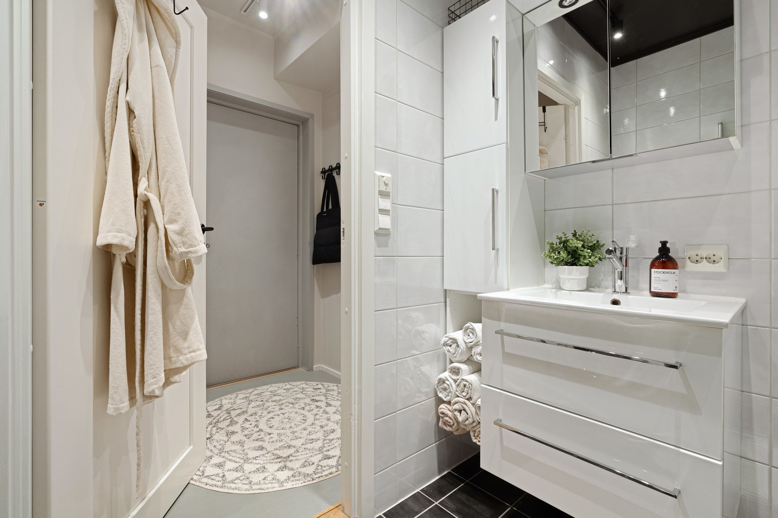 Badet er flislagt og framstår moderne.